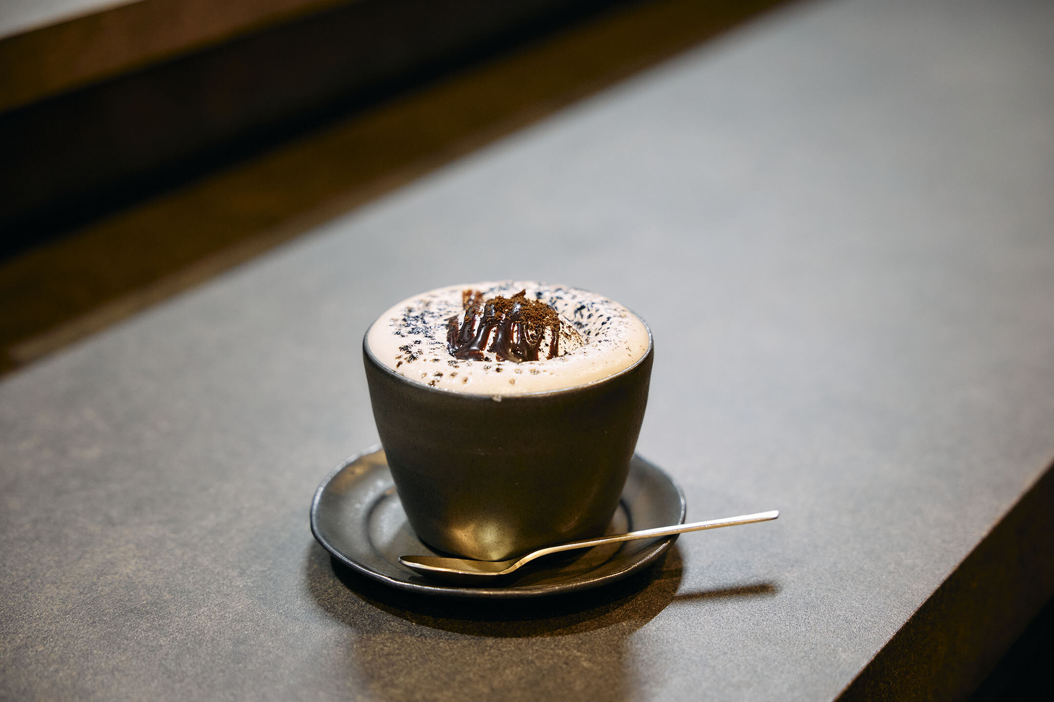 後味すっきりのチョコクリームラテにスプーンを添えて