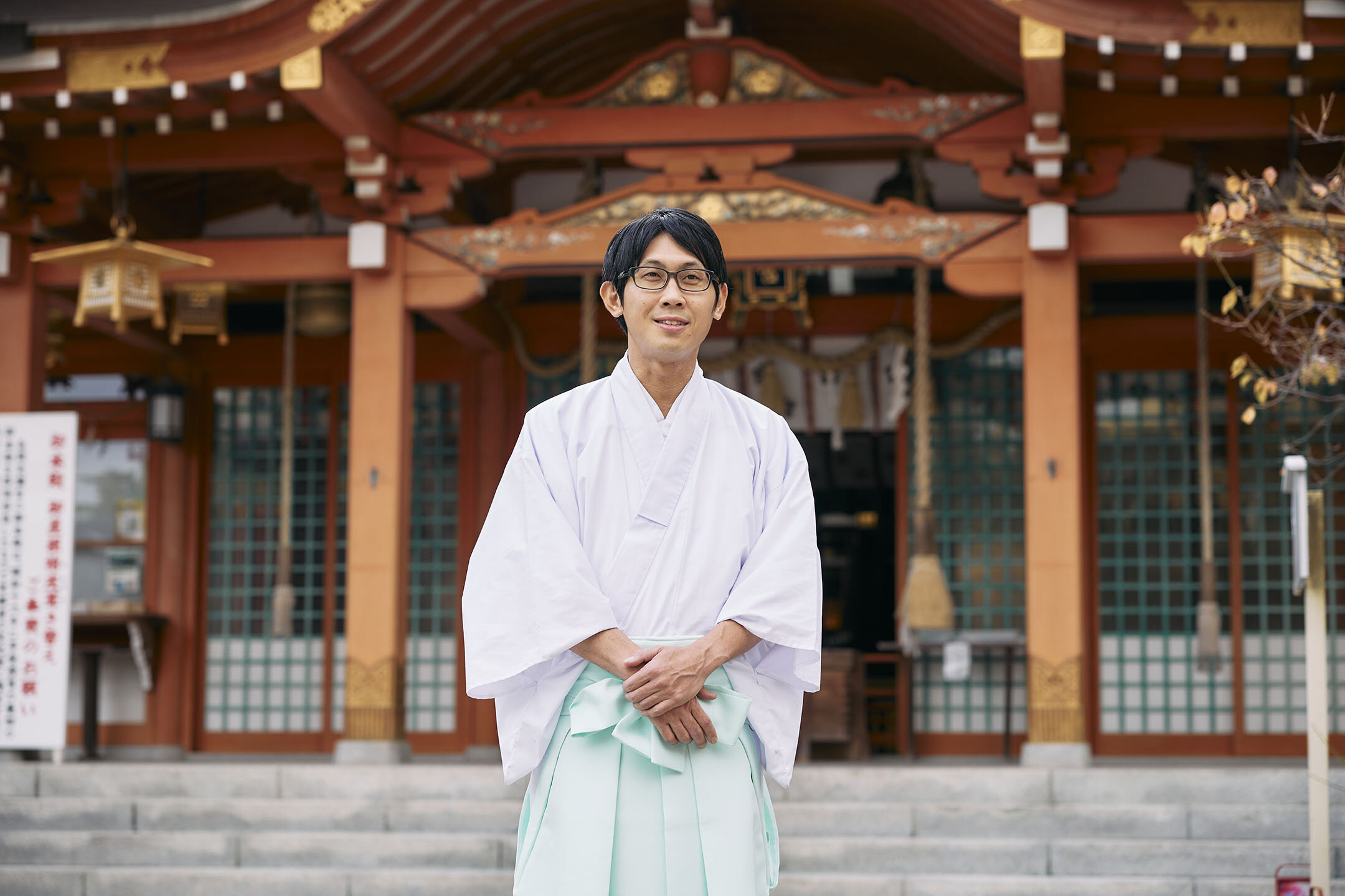 拝殿前で話す長岡天満宮　中小路宗洋さん