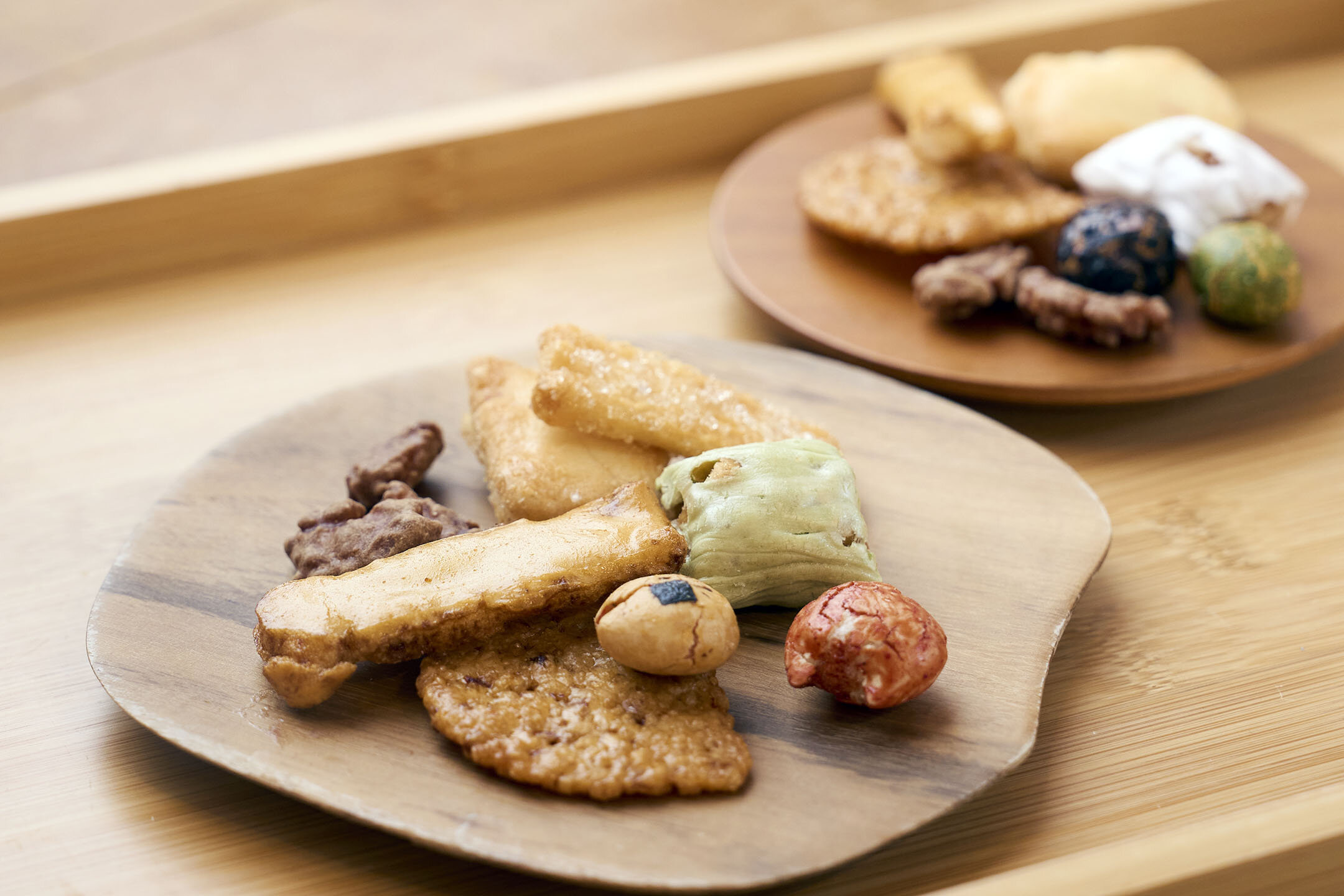 二つのお皿に盛り付けられた量り売りのおかき