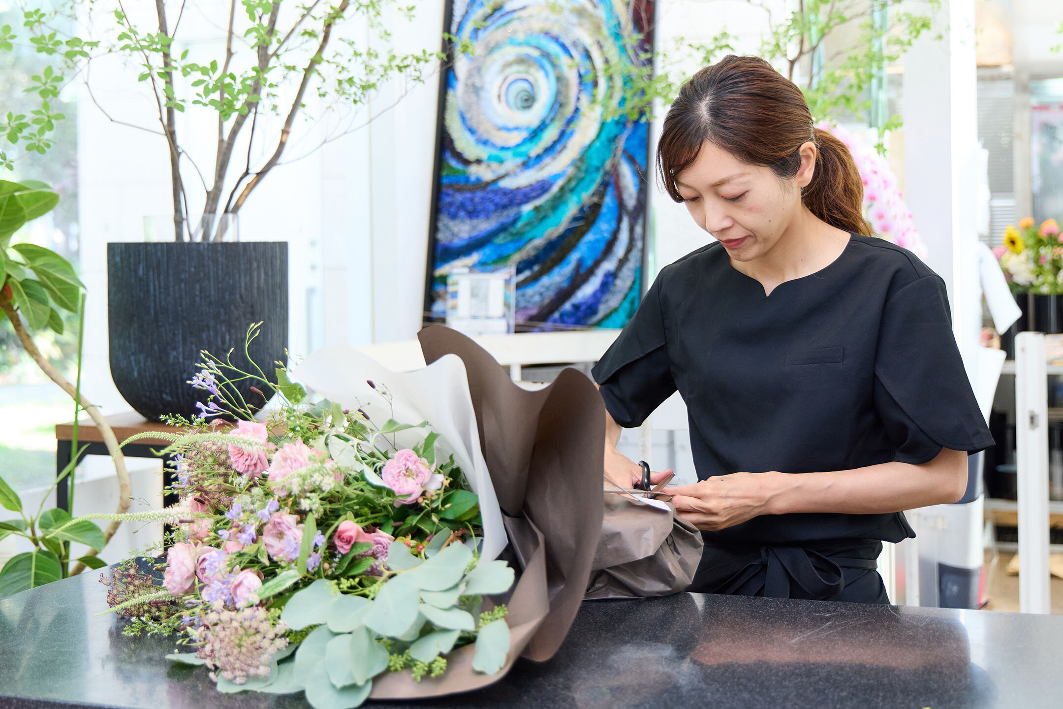 『日比谷公園本店』の作業場、ラッピングをして、仕上げる