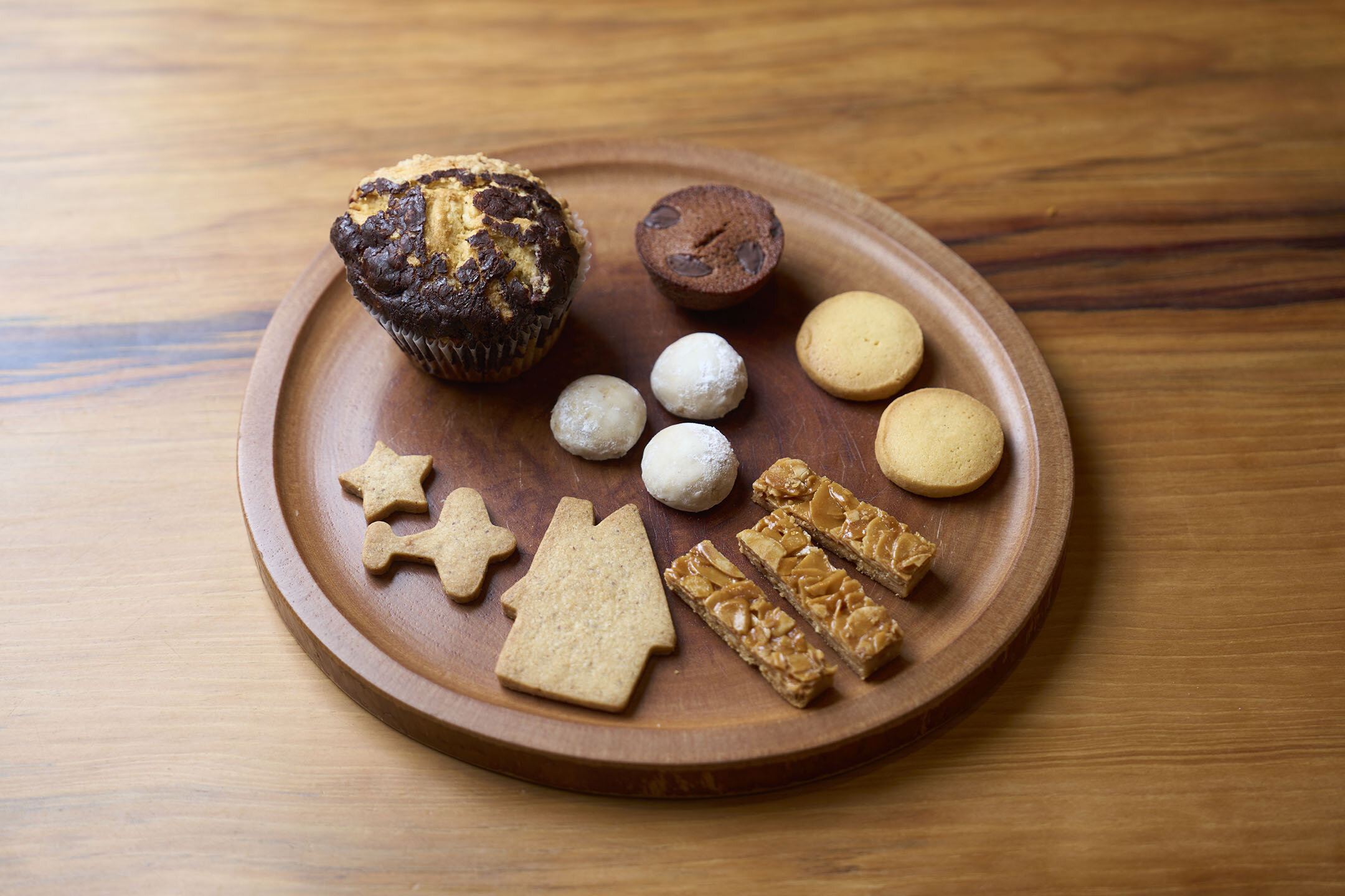 クッキーを中心に焼菓子がお盆の上にのせられている様子。