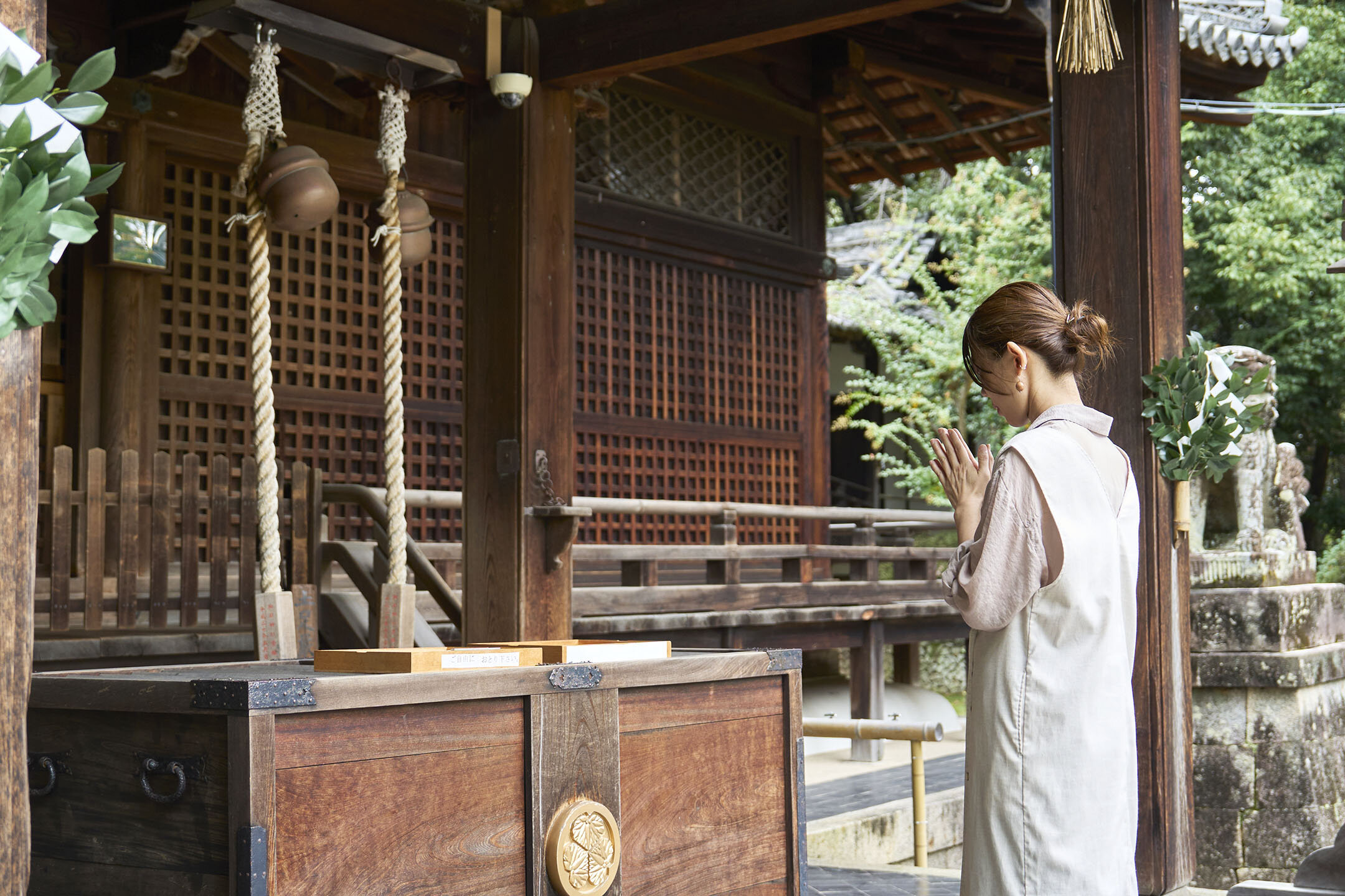 『向日神社』本殿に手を合わせる由紀子さん