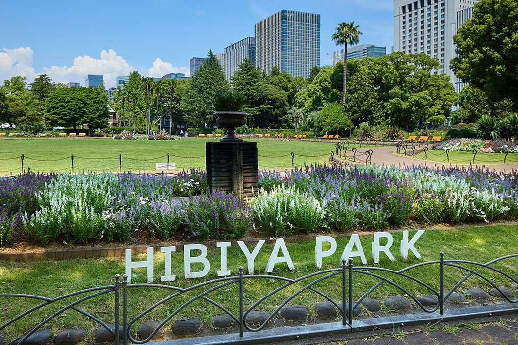 『日比谷公園』の第一花壇、季節の花が咲き誇る