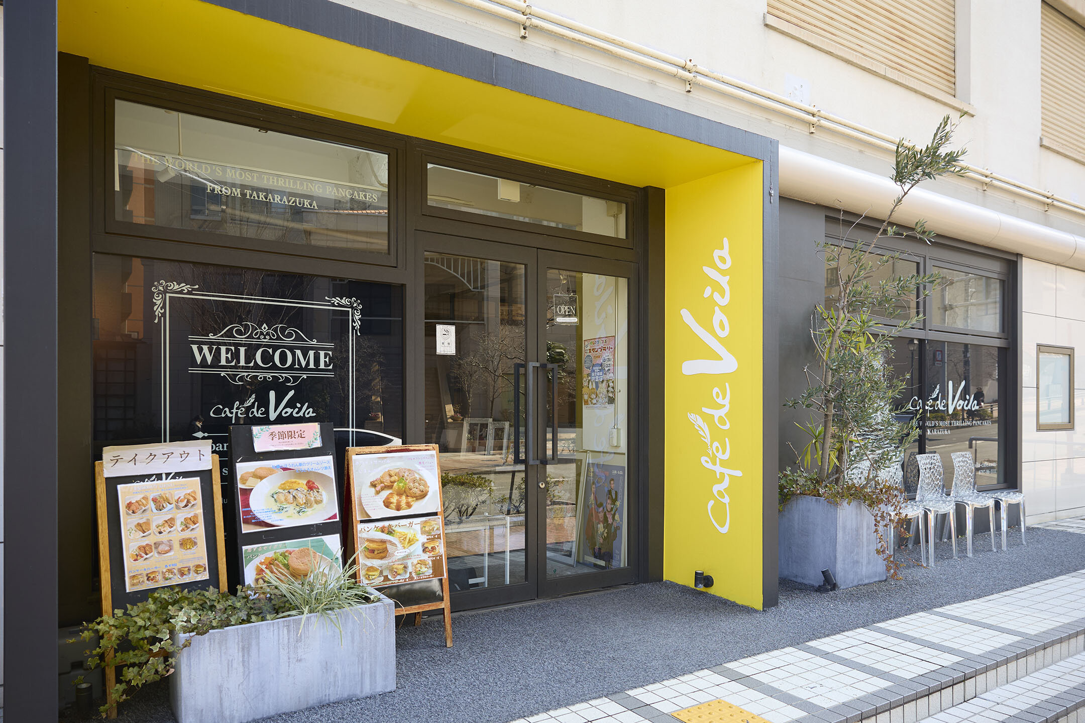 Cafe de Voilaの外観。店の前にはメニュースタンドが立てられている。