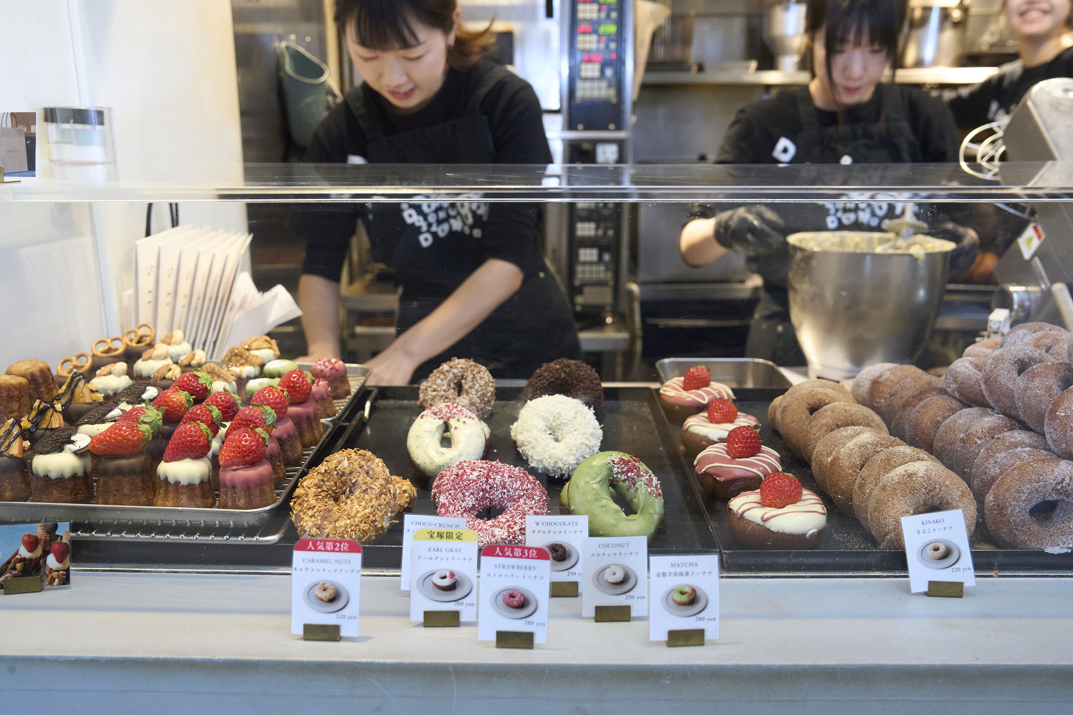 『シクト』の店内、開店準備でショーケースに続々と商品が並べられる