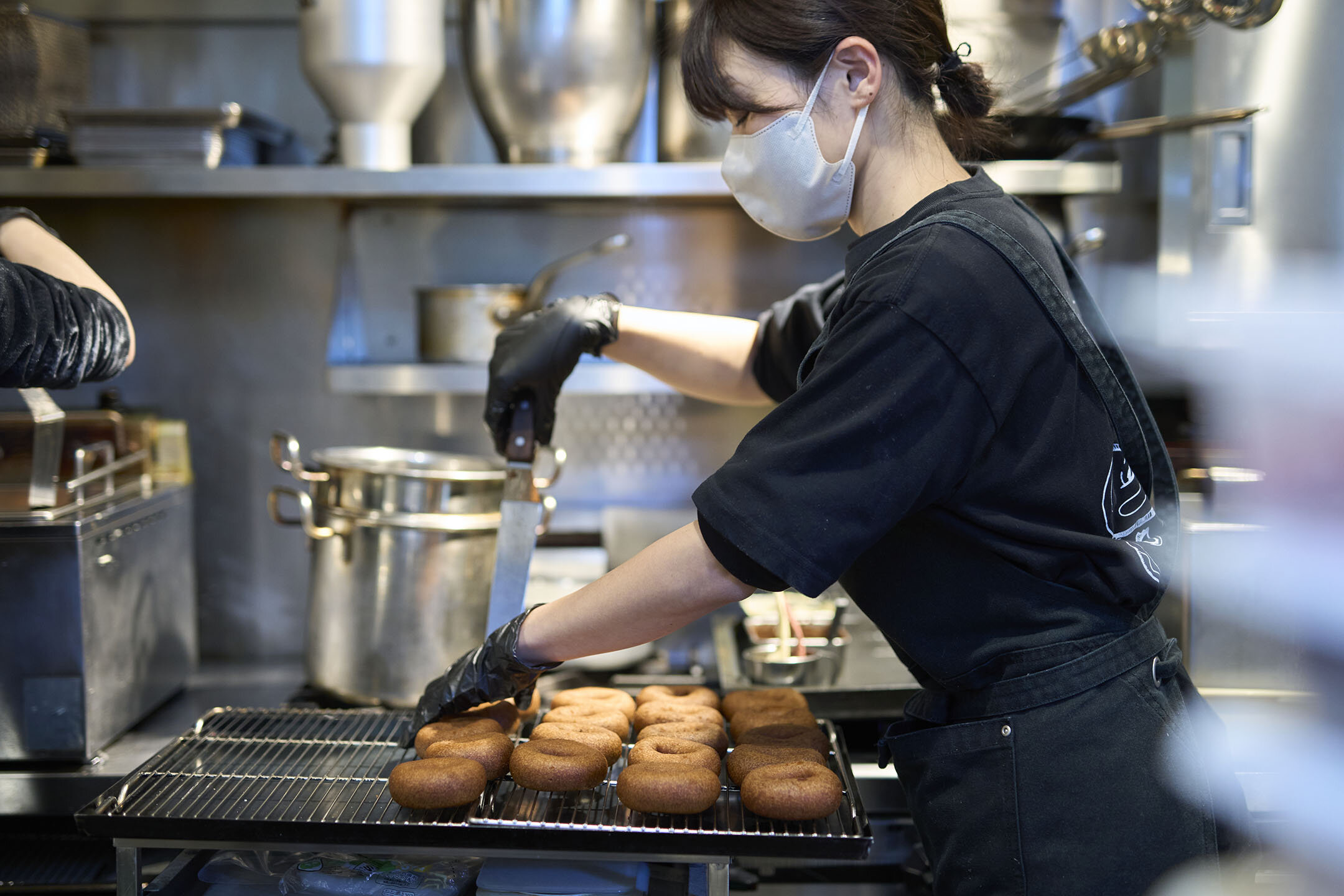 『シクト』の厨房、開店準備をする女性スタッフ