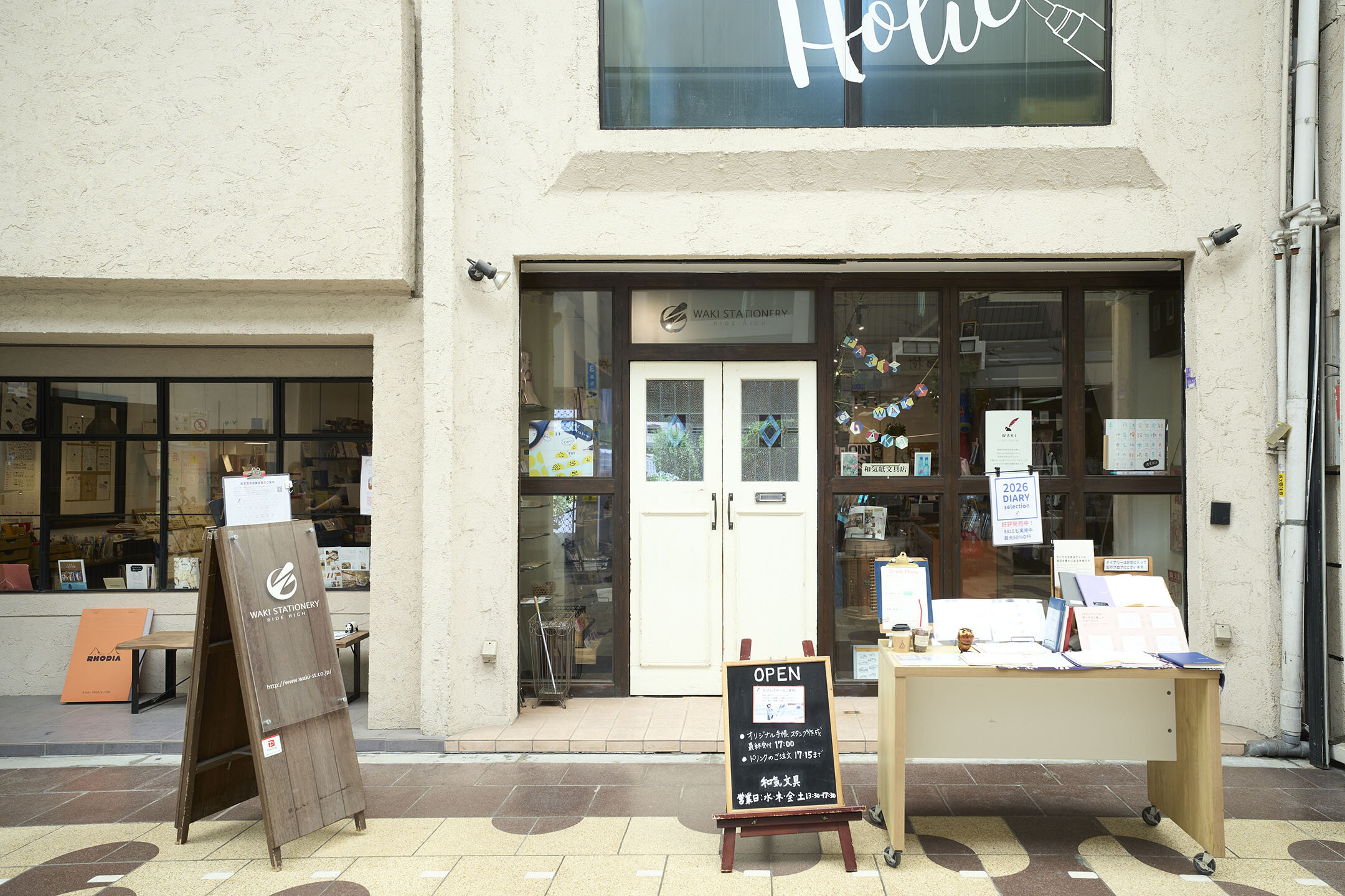 商店街の中にある和気文具店。店の前にも手帳の見本が並べられている。