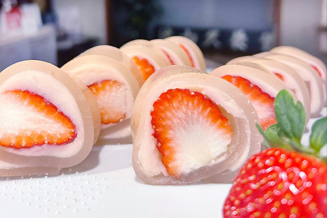 中にイチゴが入った季節限定の『いちびこ』