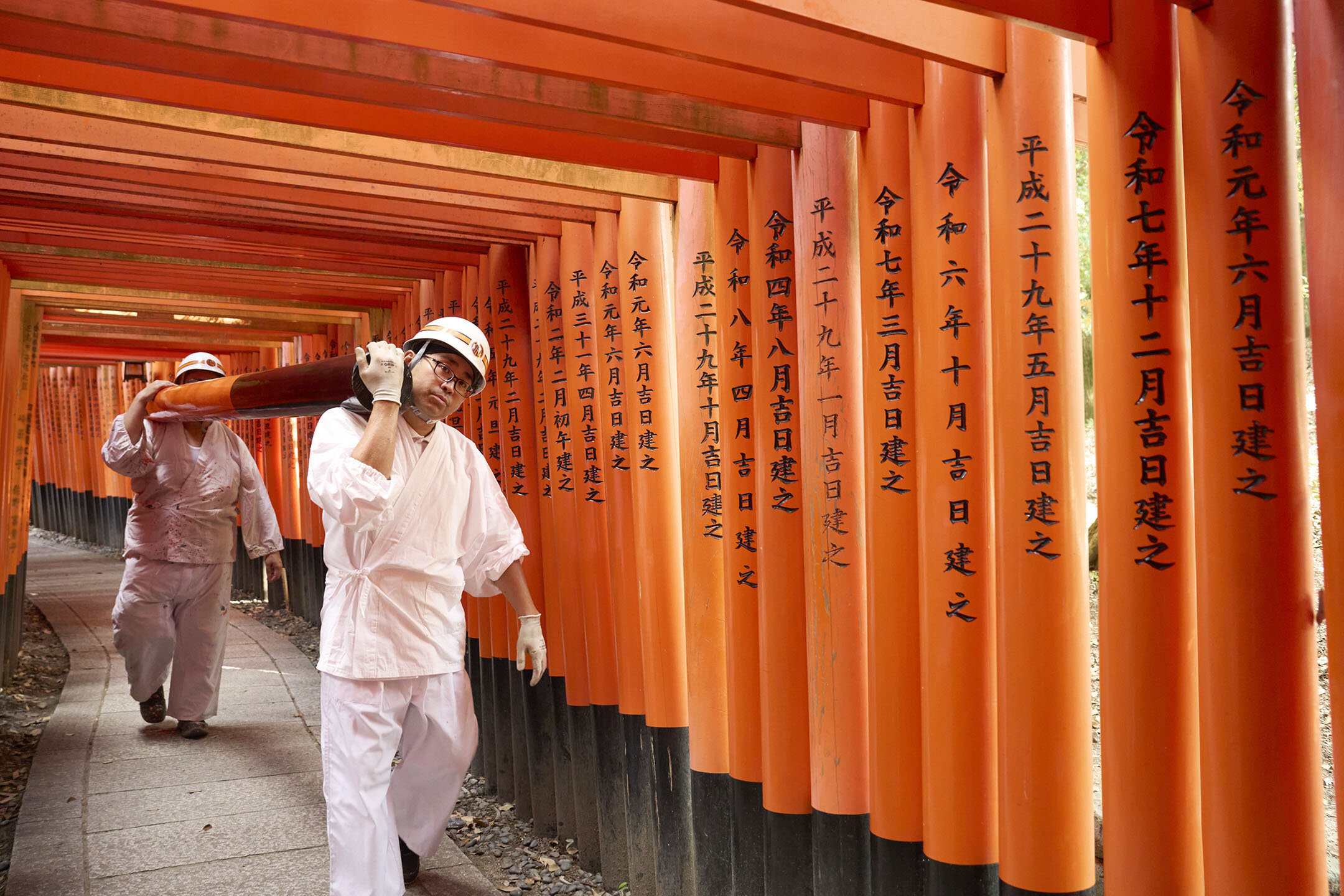 千本鳥居内の鳥居建て替え作業のため、柱を運ぶ職人さん