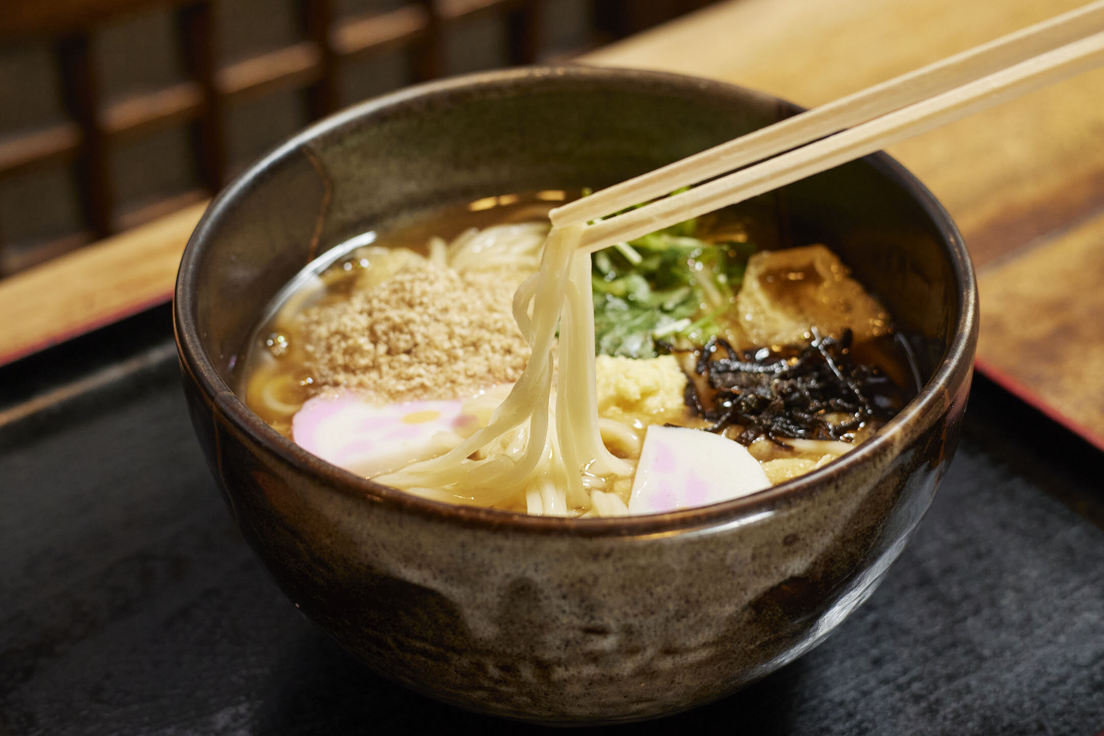 かまぼこ・昆布などがトッピングされた『ささめうどん』