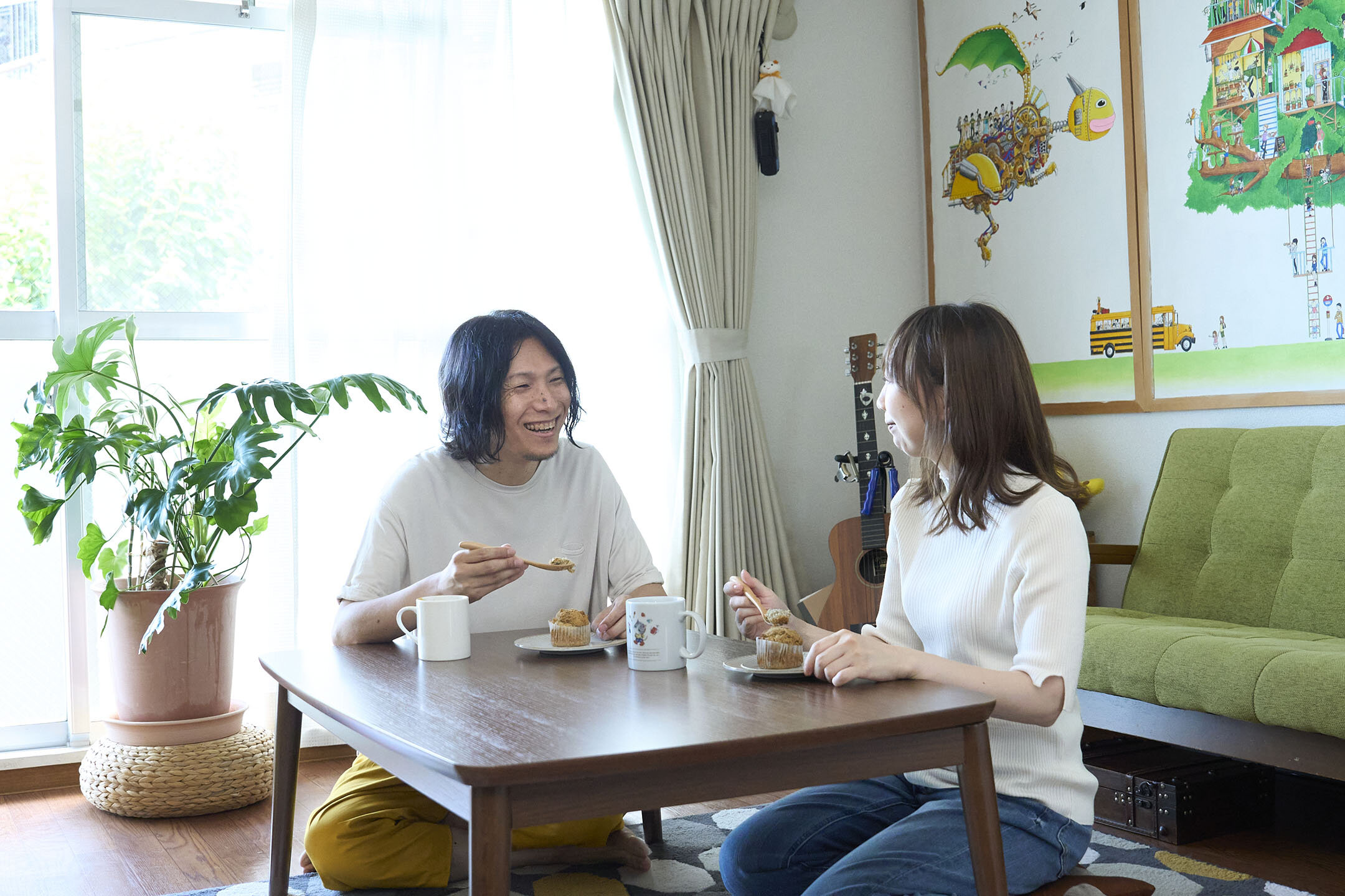 紅茶マフィンとコーヒーでくつろぐイケダさん夫妻