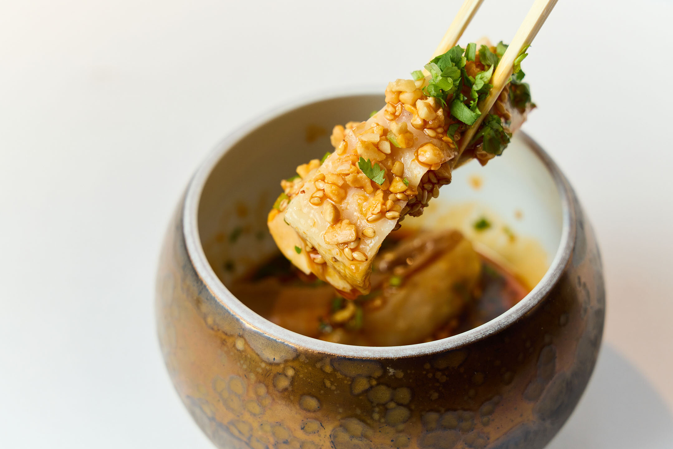 美しい金の器に盛られた『よだれ鶏』