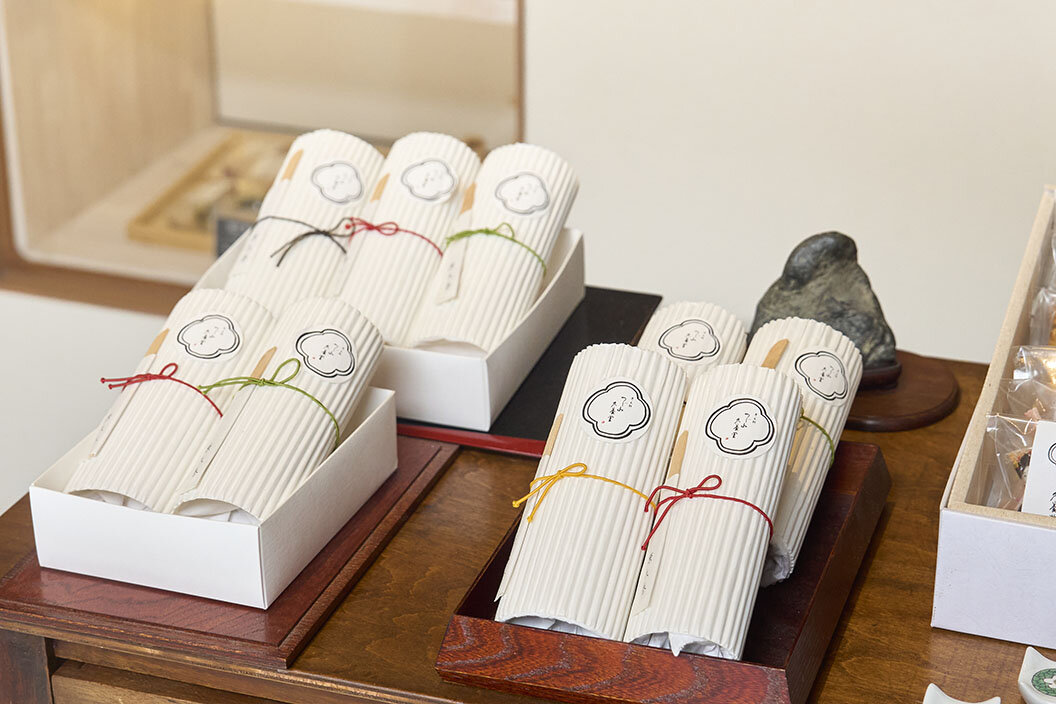 店内に並ぶ『源氏巻』贈答用の1本売りセット