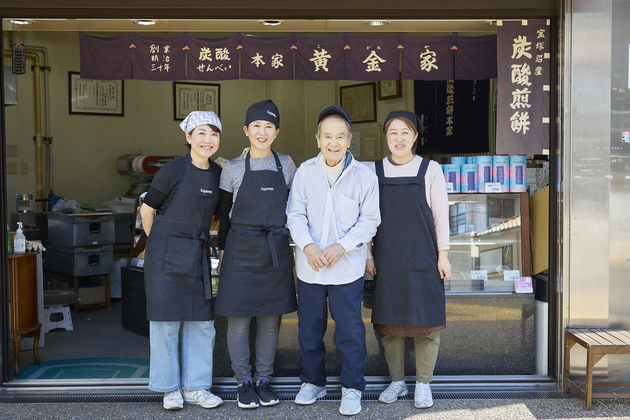 代表の白本さん、店主の的場さん、ほかスタッフ2名が笑顔で並んでいる様子