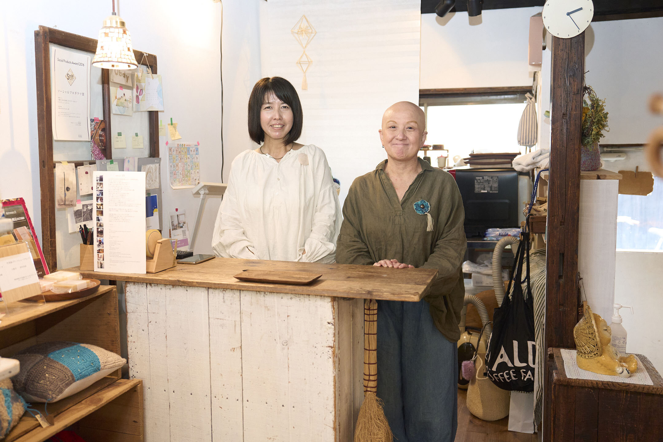 写真左は長屋ギャラリーift ubdy・渡木玲子さん、右は編み物作家・Miroruさん