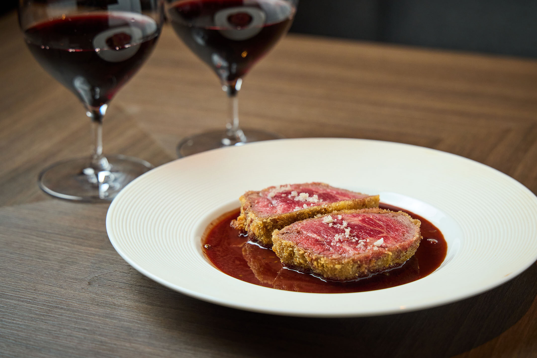 ワインと相性もよい人気の『牛フィレのレアカツ　赤ワインと山椒のソース』