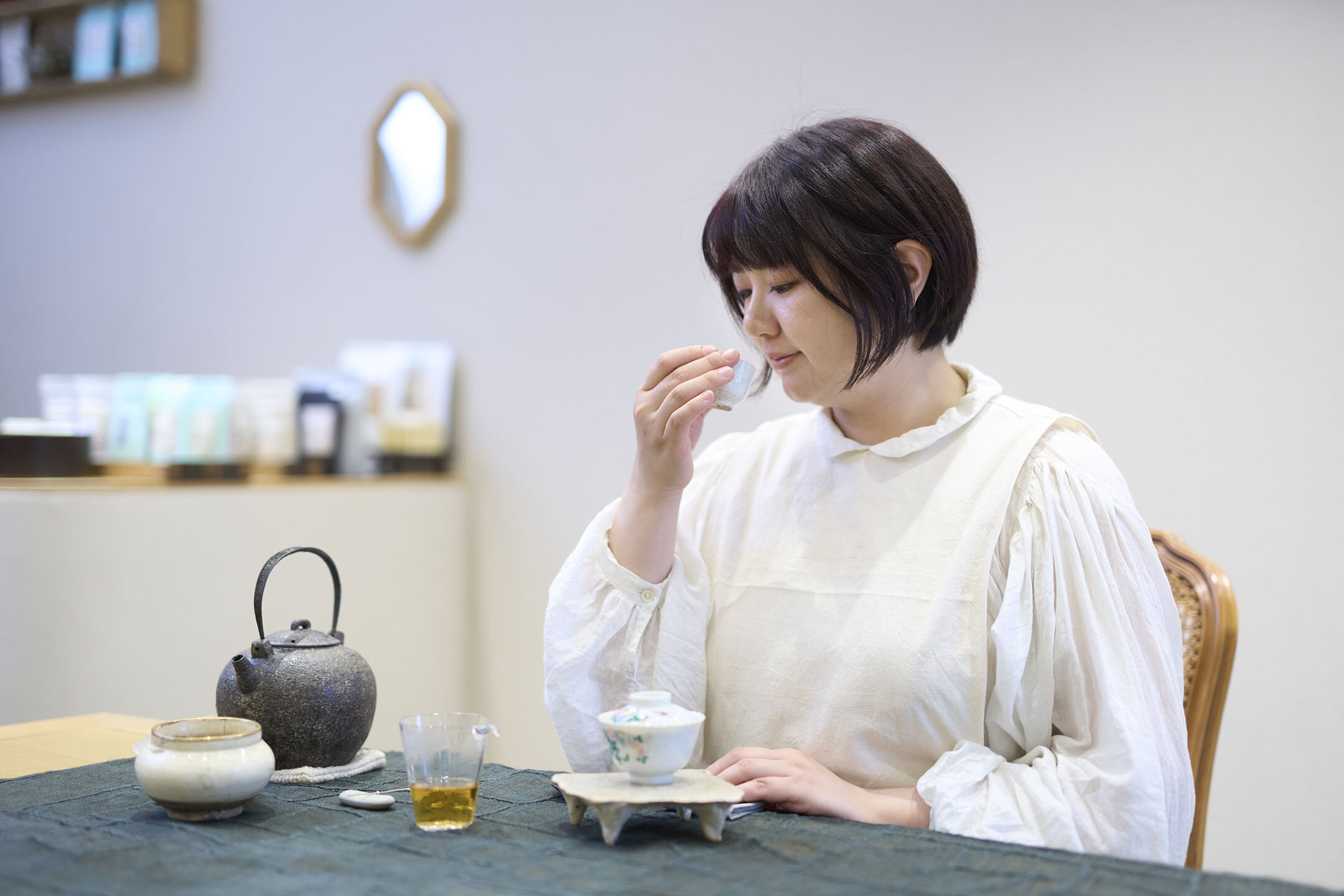 淹れた青茶の味と香りを愉しむシンさん