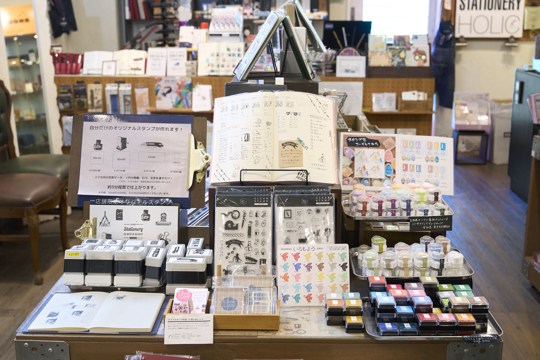 和気文具オリジナルスタンプシートなどが展示されているコーナー。カラフルなスタンプ台も並ぶ。