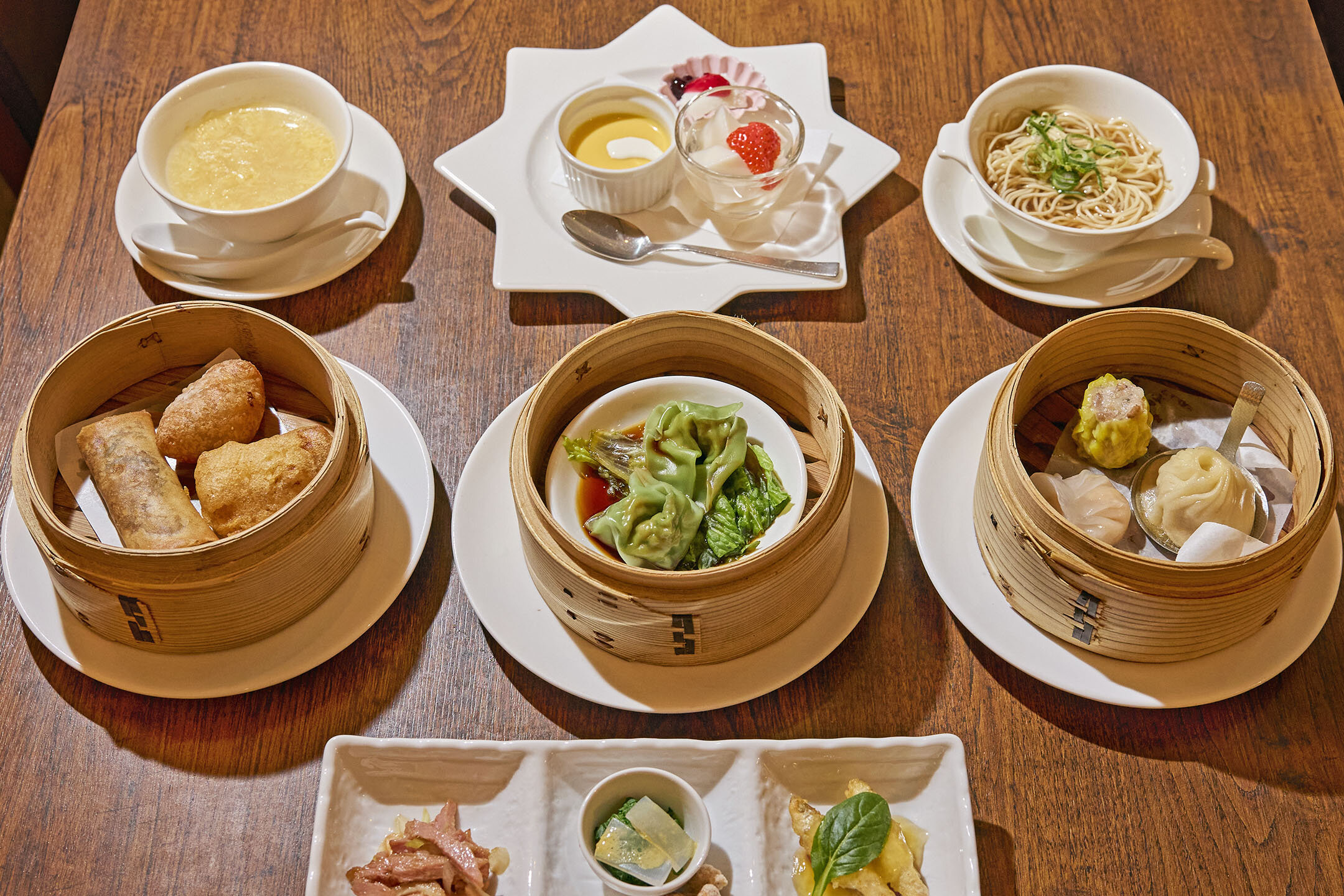 ランチ限定メニュー『飲茶コース』一式がテーブルに並んでいる様子。