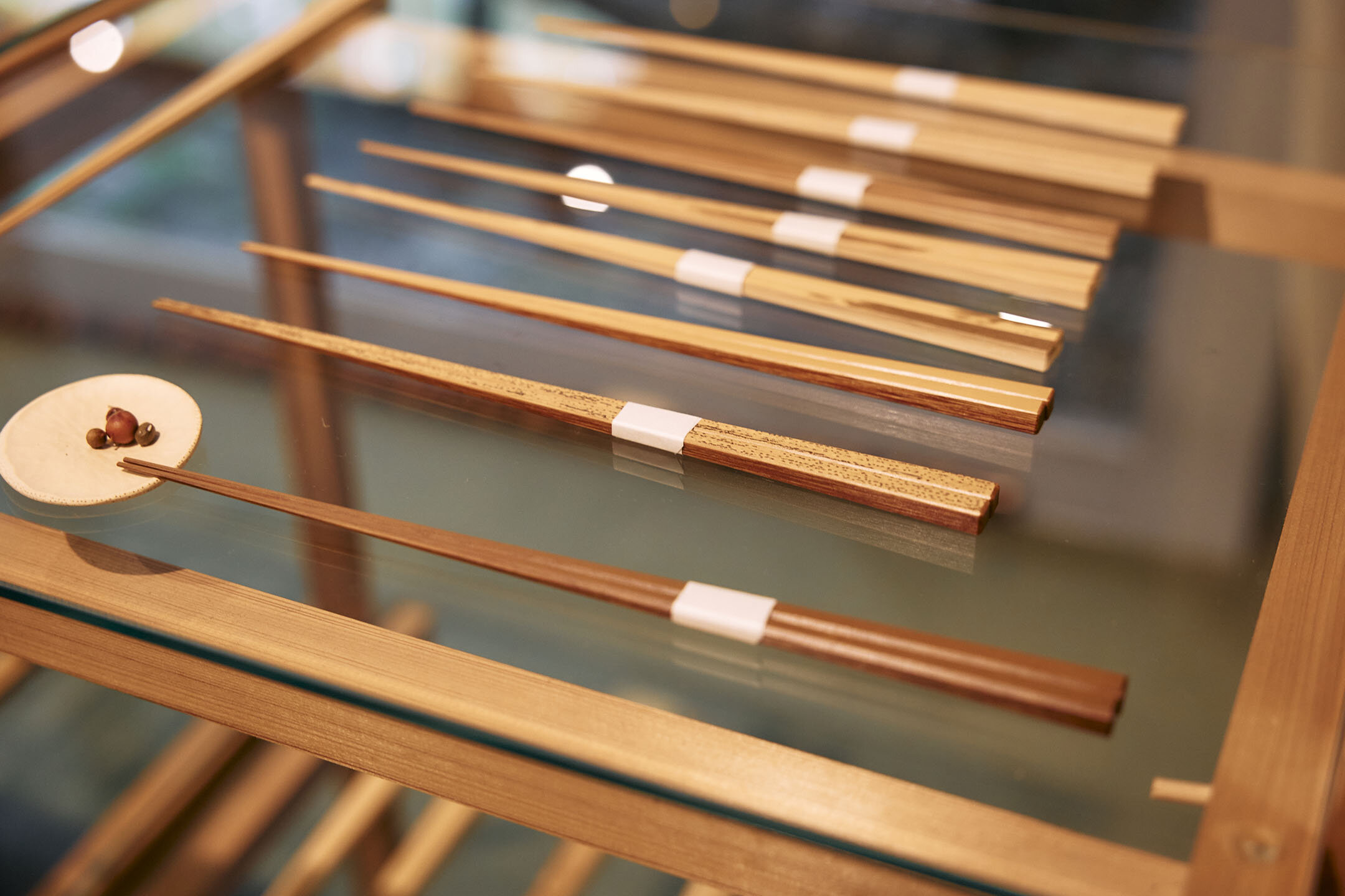 竹でつくった箸。川魚の骨を一本一本取り除けるほど細い「極細箸」