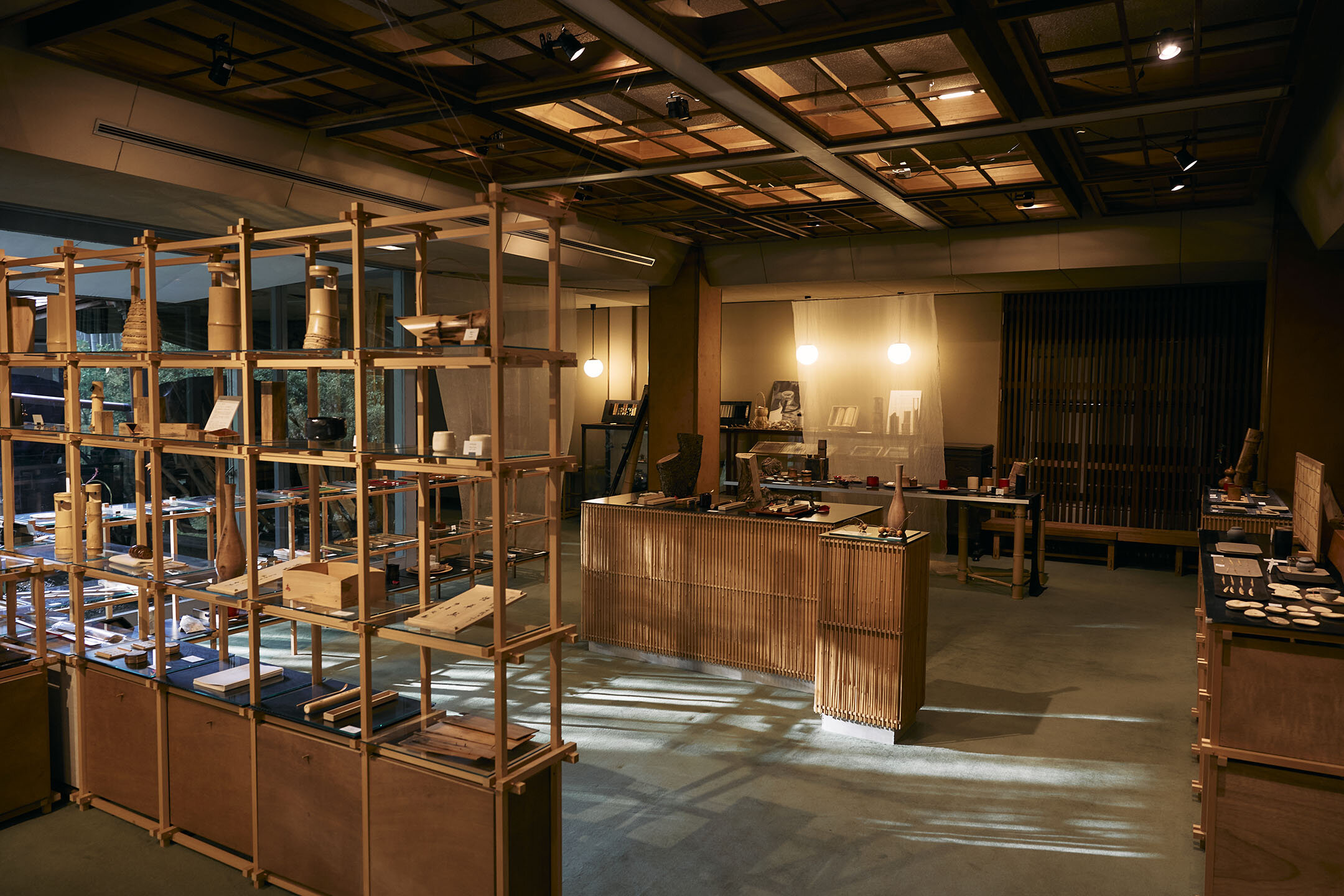 旅館をリノベーションした店内。食器のほか、花器など竹でつくられた様々な商品が並べられている