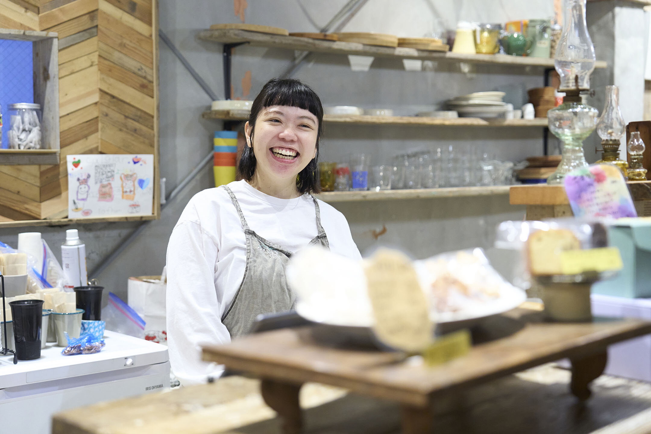 カウンターの中で笑顔いっぱいのオーナー、上村さん。