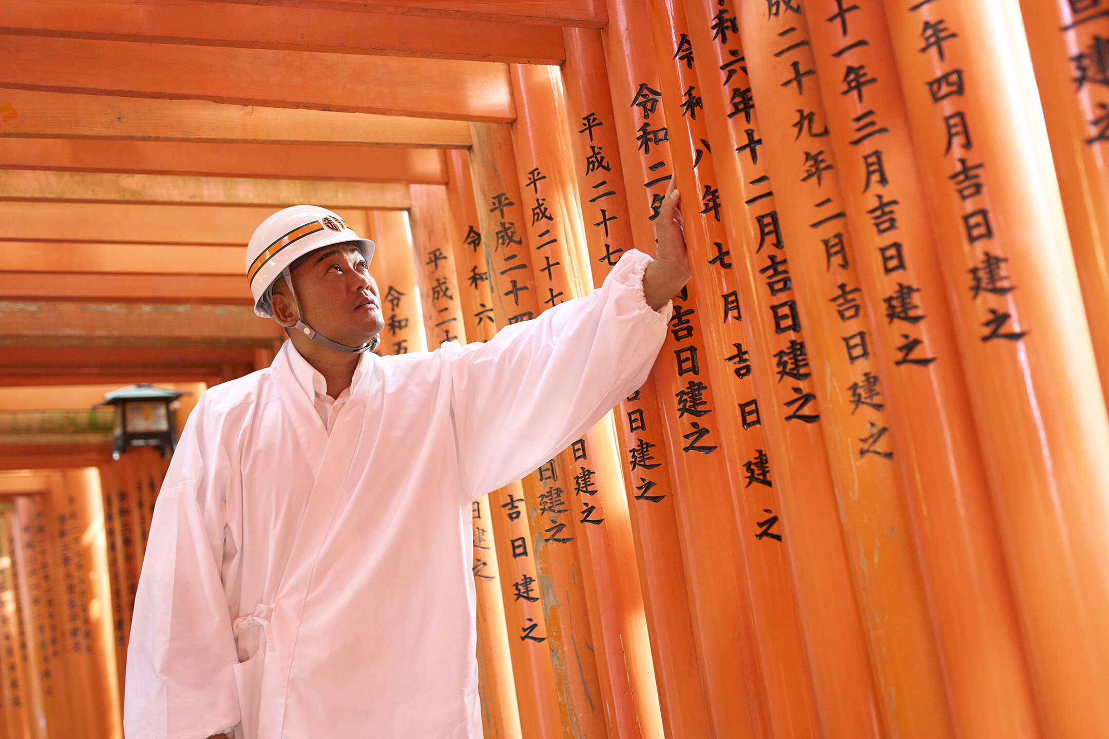 新しく建てた鳥居の柱を確認する長谷川さん