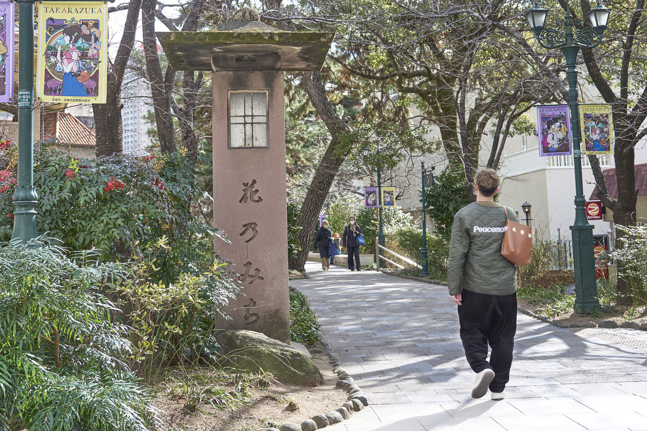 花のみち、桜の木や草花に囲まれた小道を散歩する寺地さん