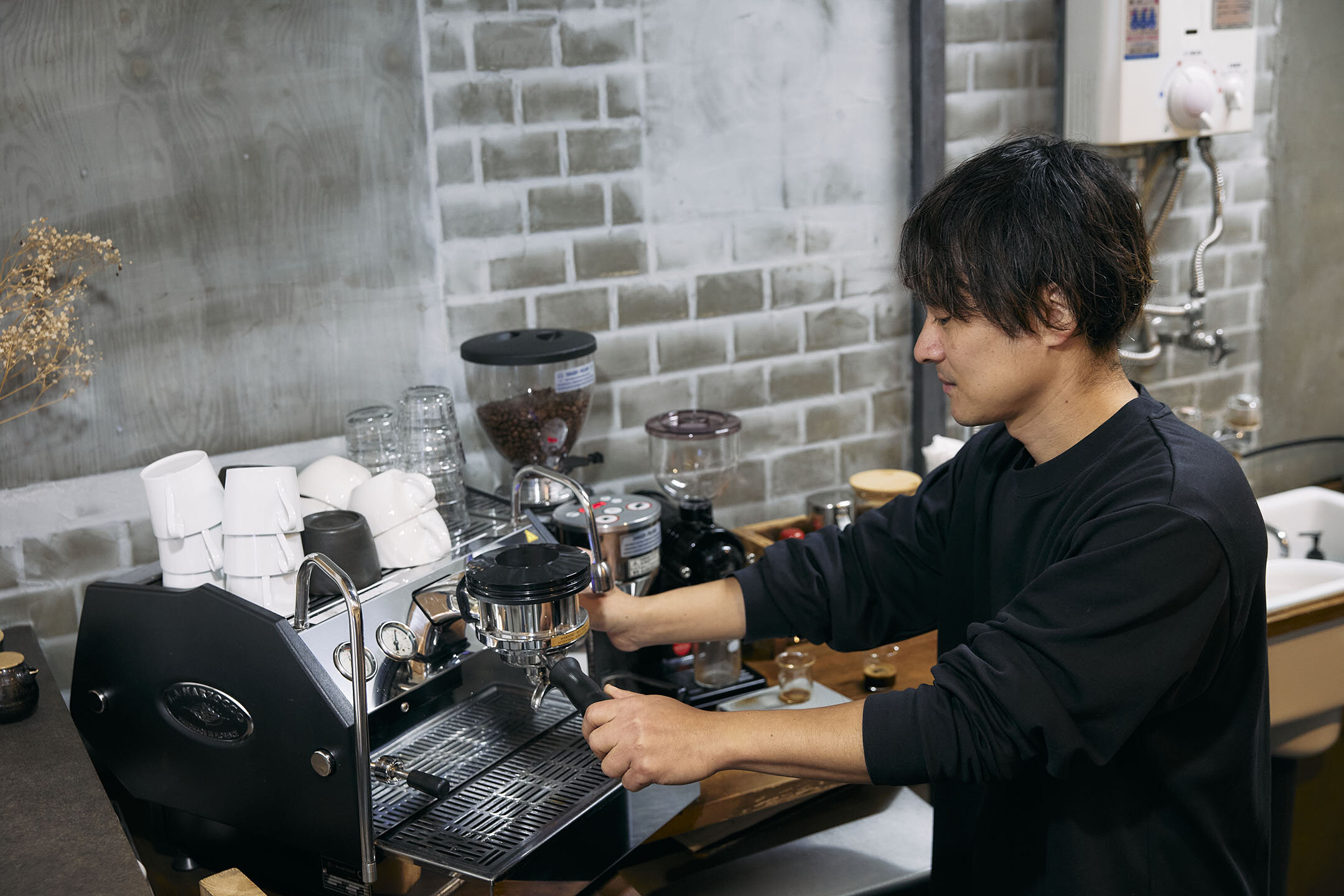 エスプレッソマシンを操作するmm_coffee店主