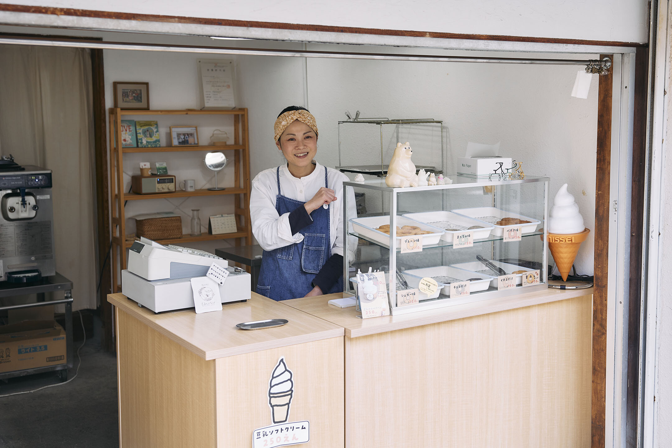 レジ前に立つ山下とうふのドーナツ屋さんの佐々木寛美さん