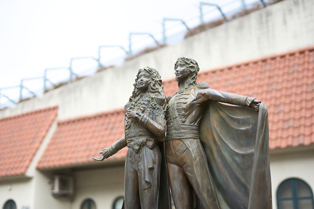 花のみち、名作「ベルサイユのばら」のオスカルとアンドレ像