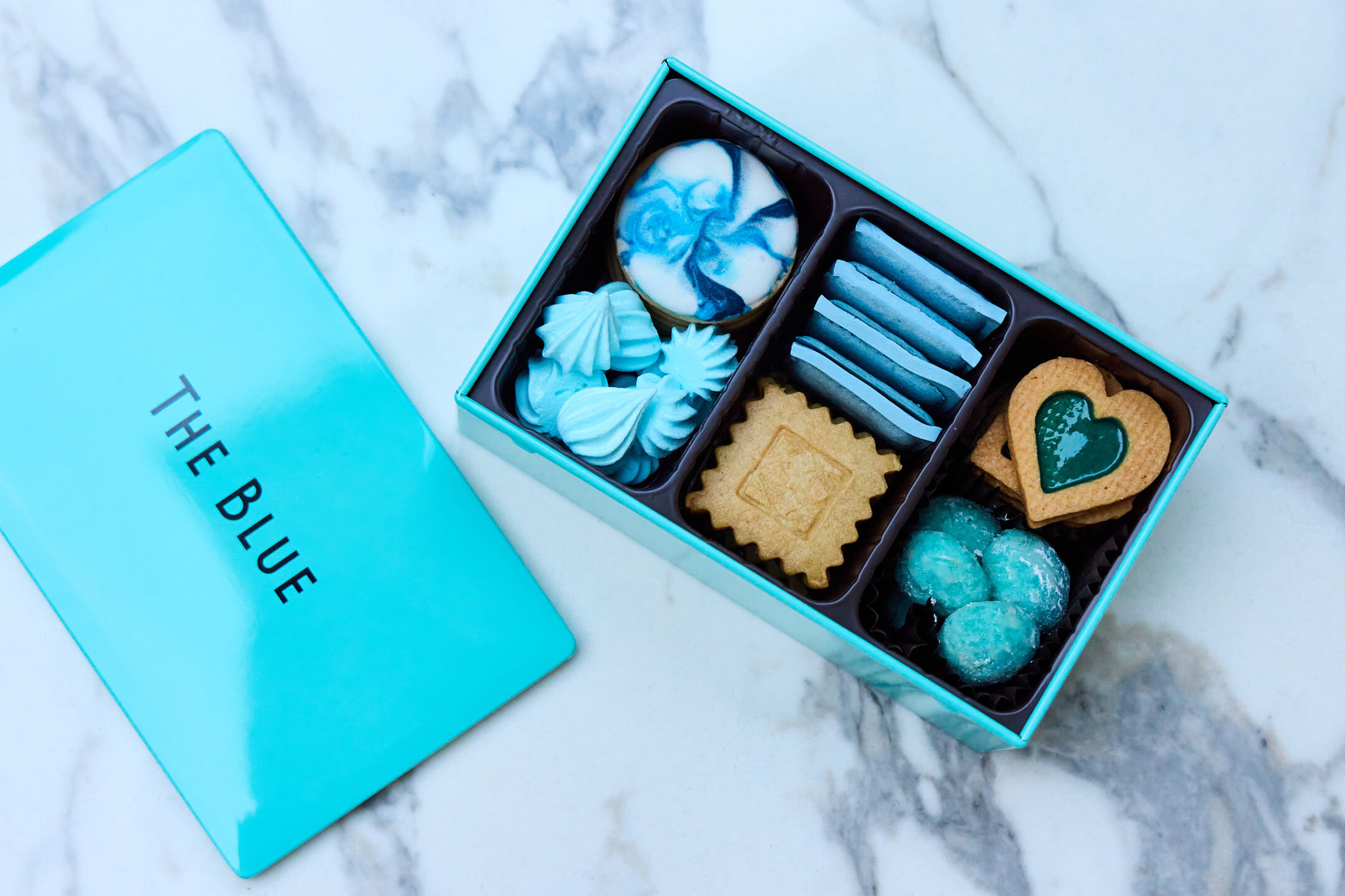 6種類のかわいいお菓子が入った人気のクッキー缶