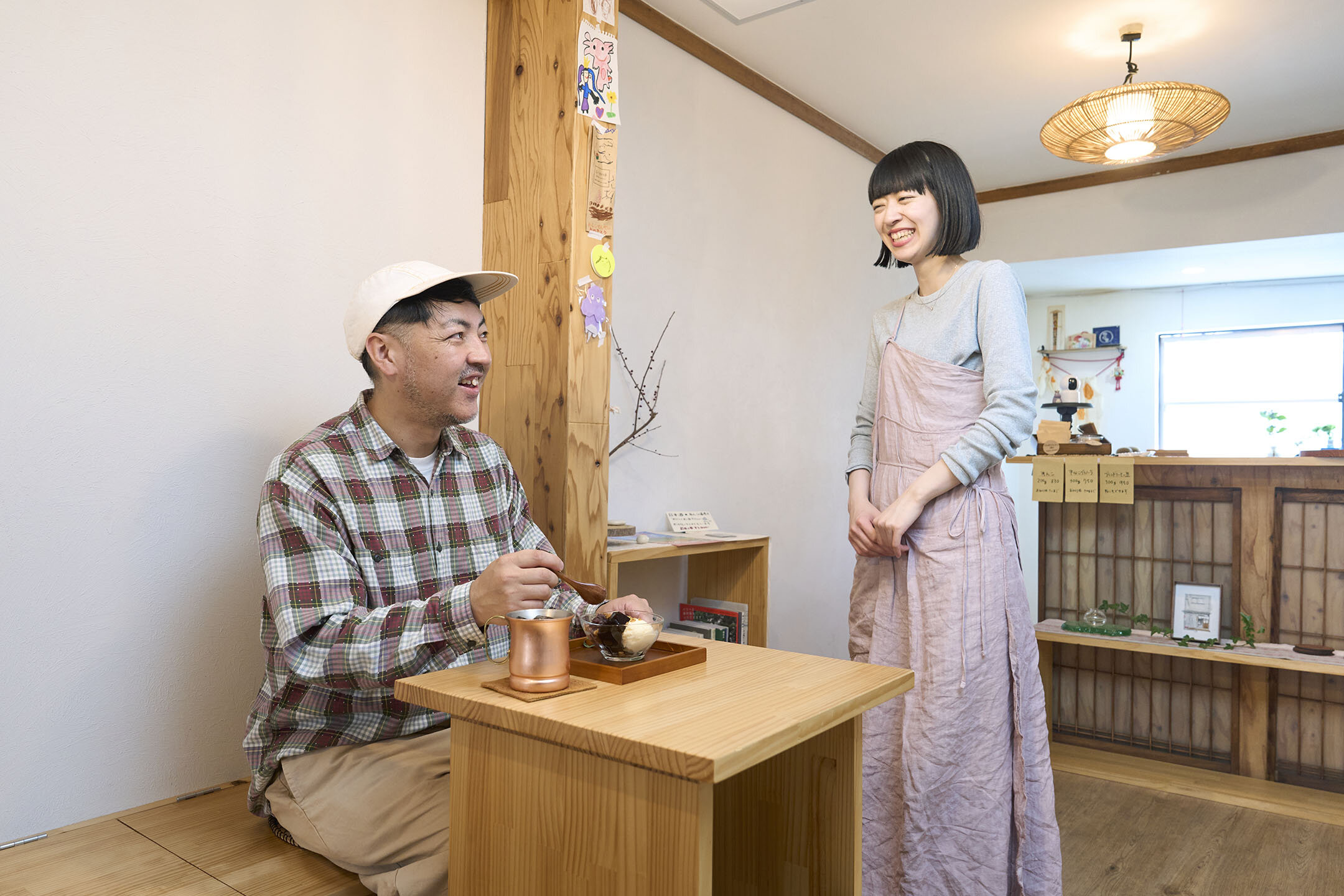 『喫茶 あんこの日』の店主と会話がはずむ堀田さん