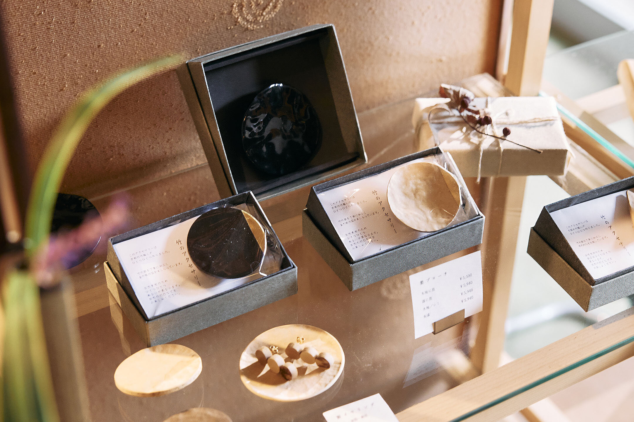 竹の節や色合いの個性を生かした1点もののアクセサリー