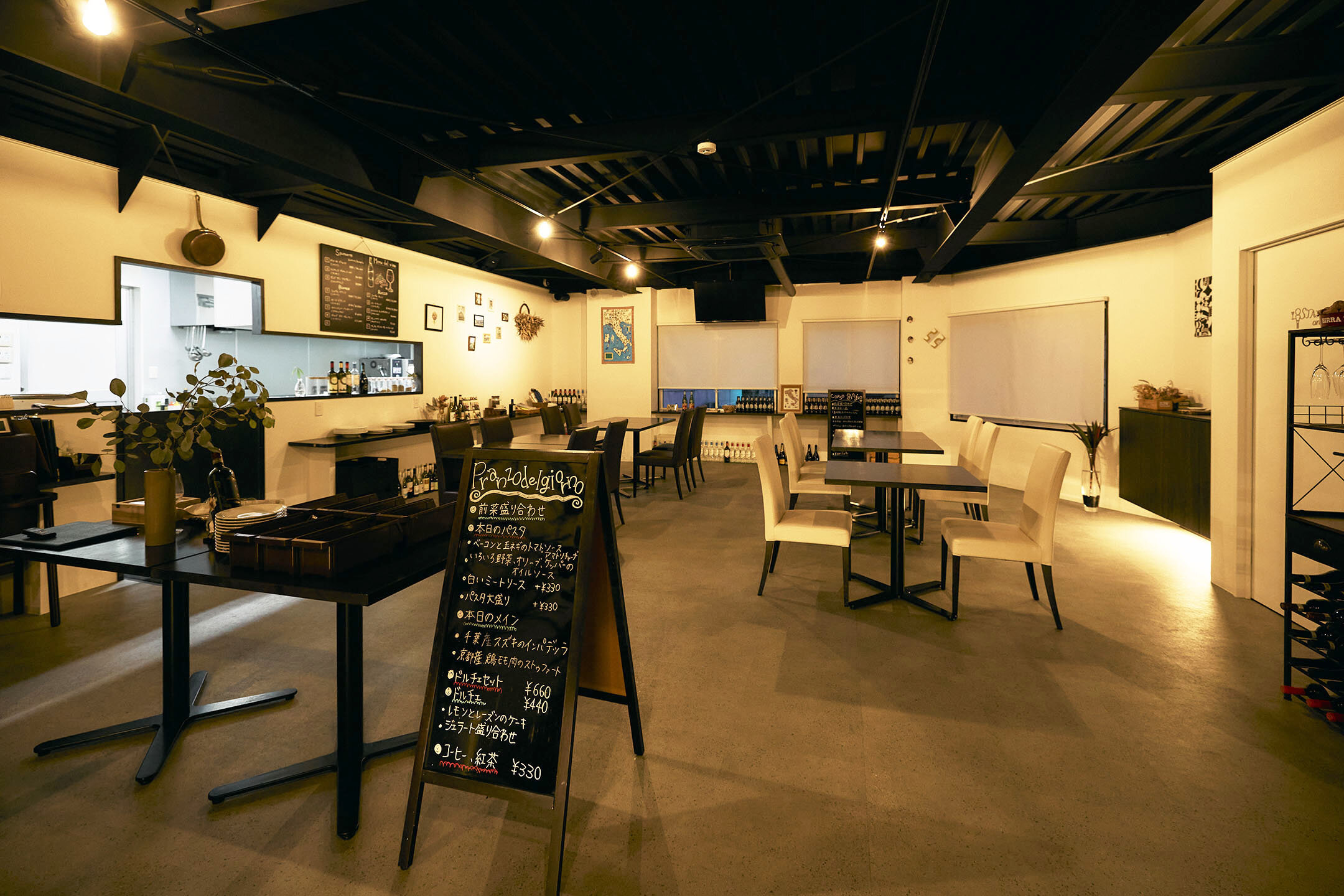 ゆったりとテーブルの配置がされているCucina italiana giogio （クッチーナ イタリアーナ ジョジョ）の店内