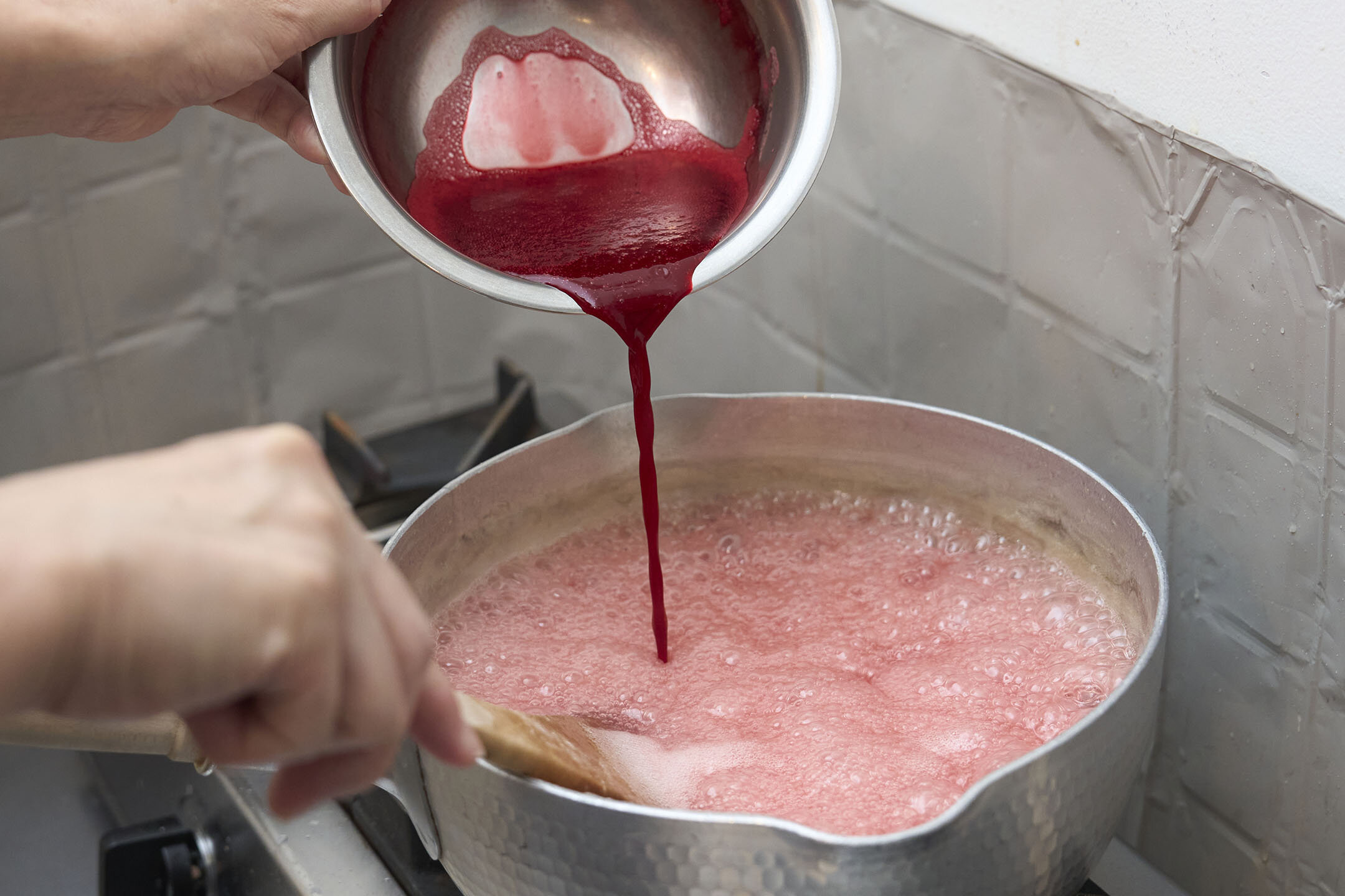 現在の源氏巻、『源氏』の赤い羊羹をつくるため鍋で煮詰める様子