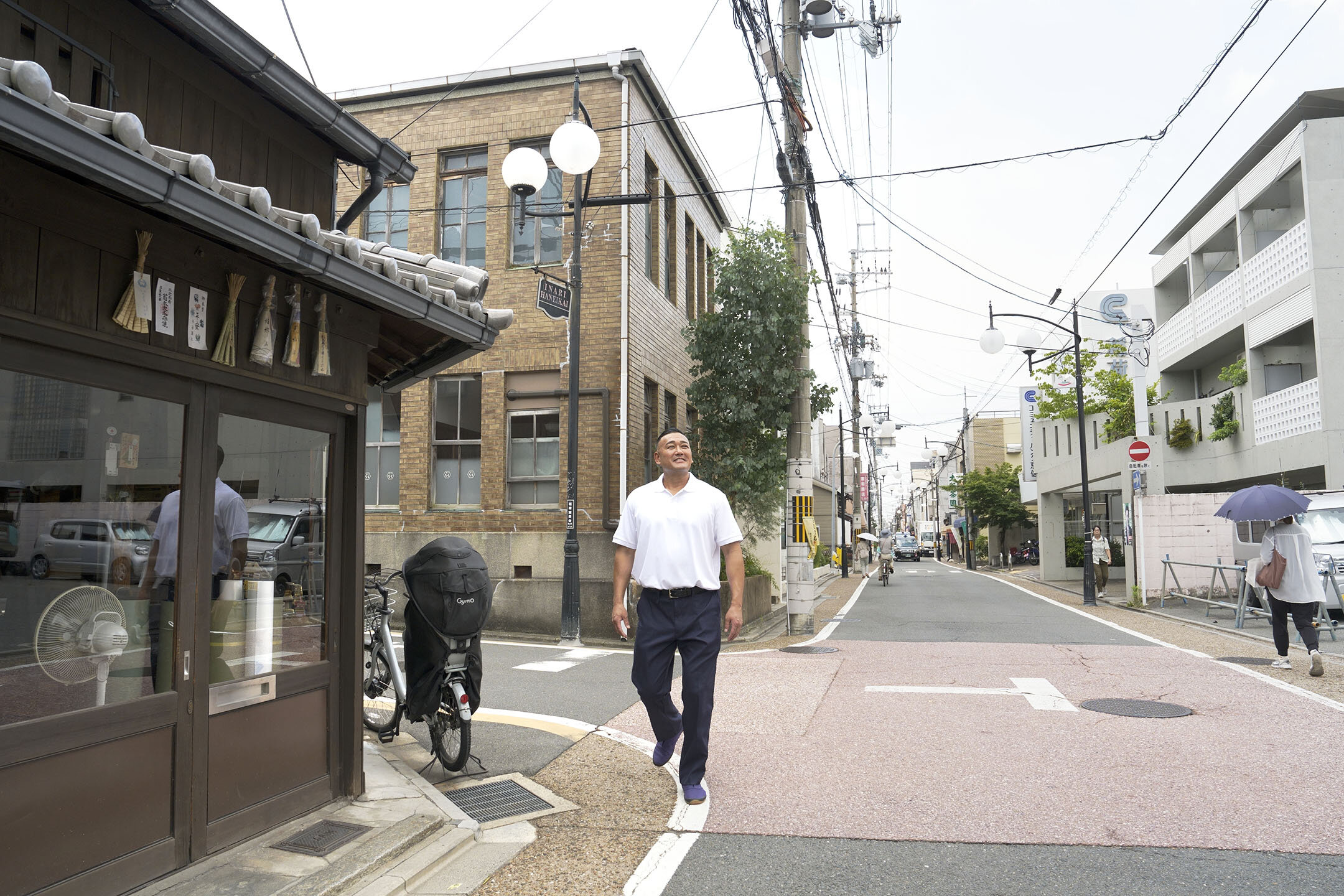 趣のある建物が並ぶ本町通りを歩く長谷川さん