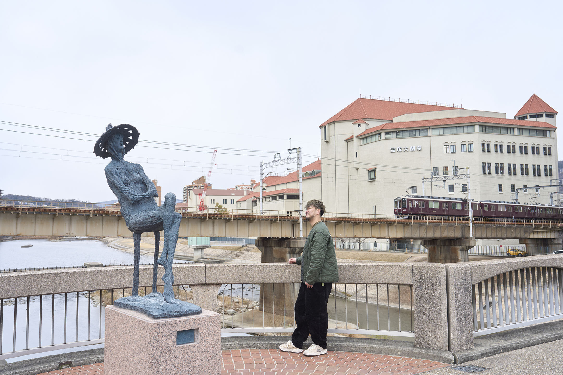 宝塚大橋、阪急電車が走るきれいな景観を楽しむ寺地さん