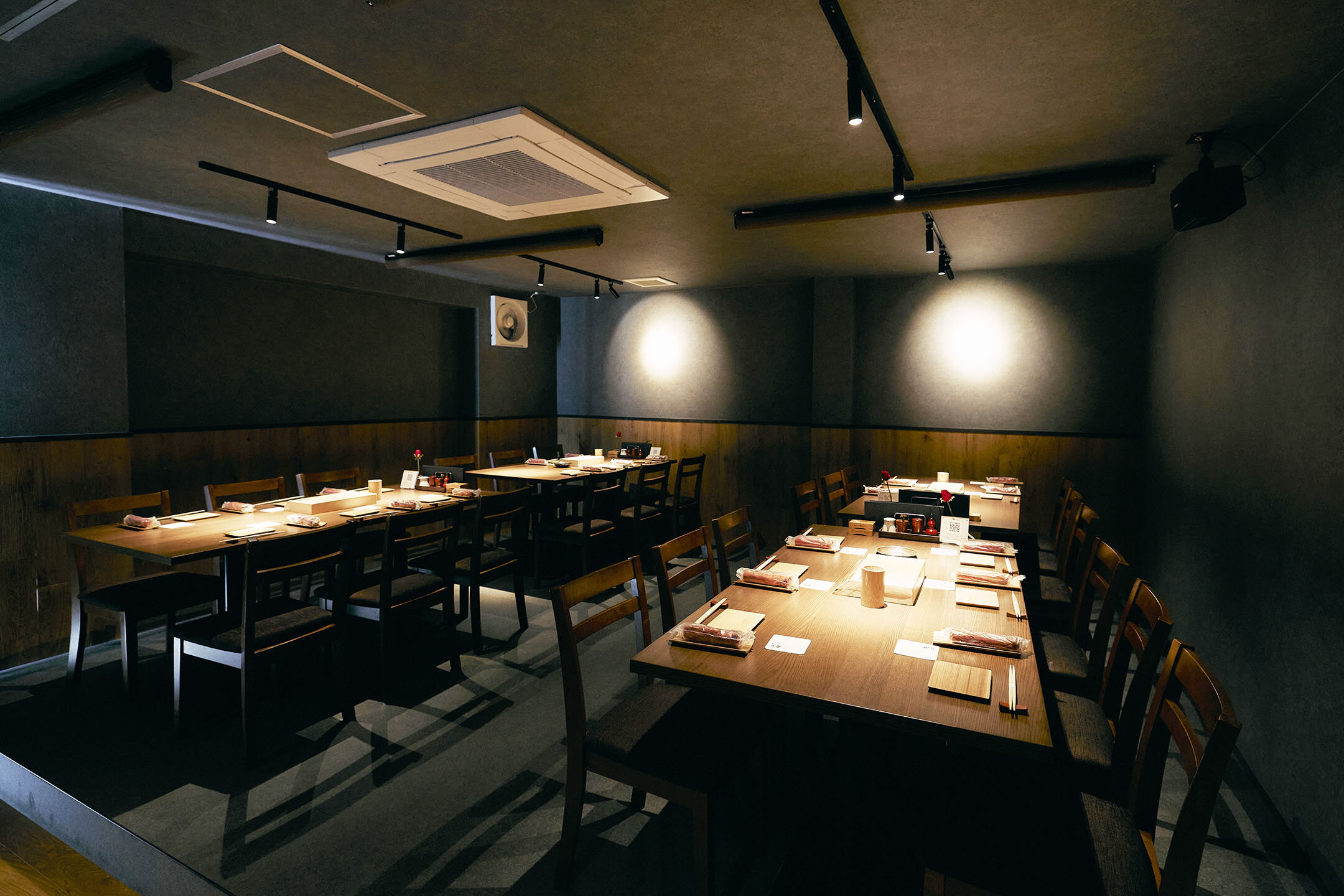 2階奥のテーブル席。間接照明が落ち着いた雰囲気を演出