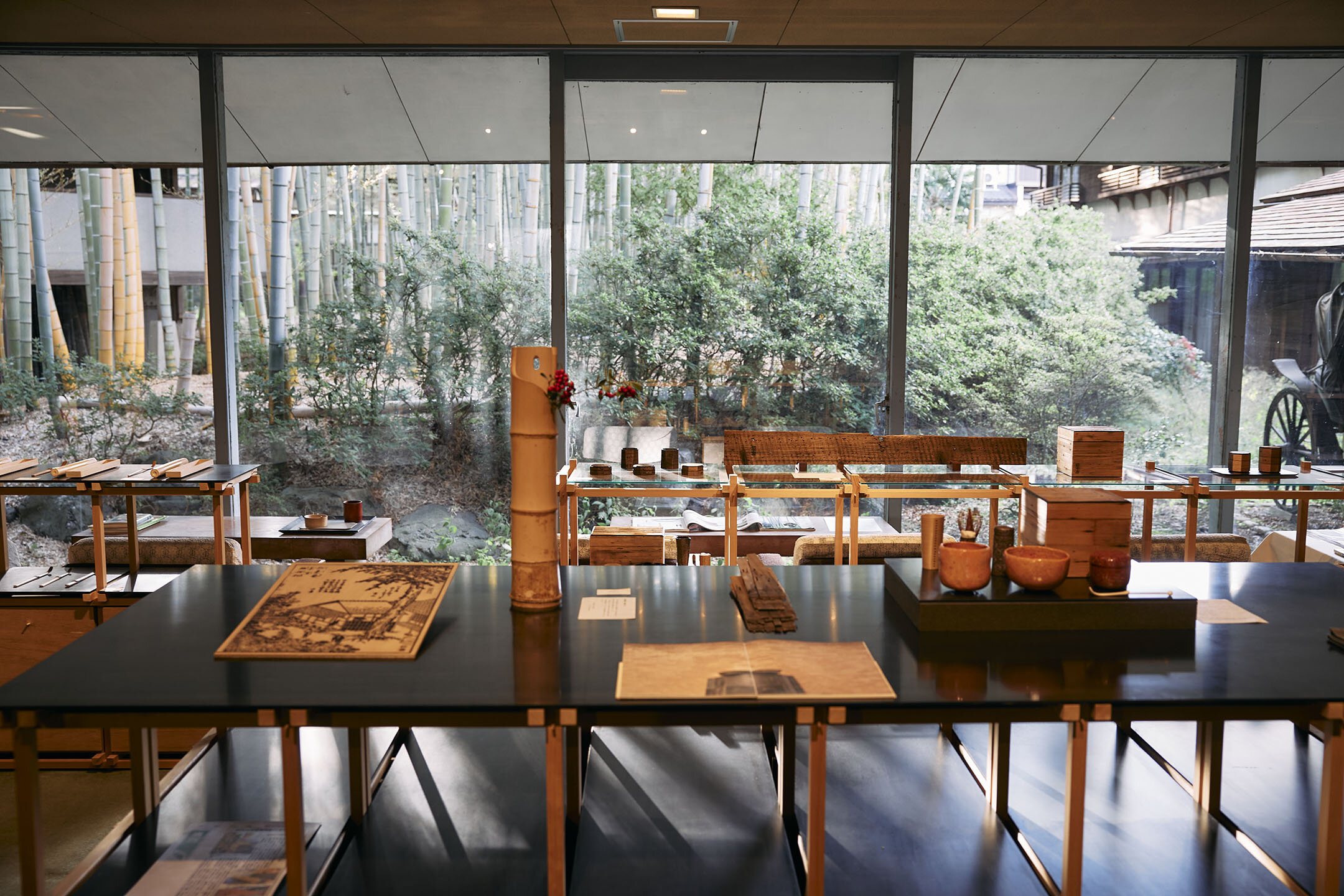 開放感あふれる店内。ガラス張りの窓からは竹が植えられた庭園を眺めることができる