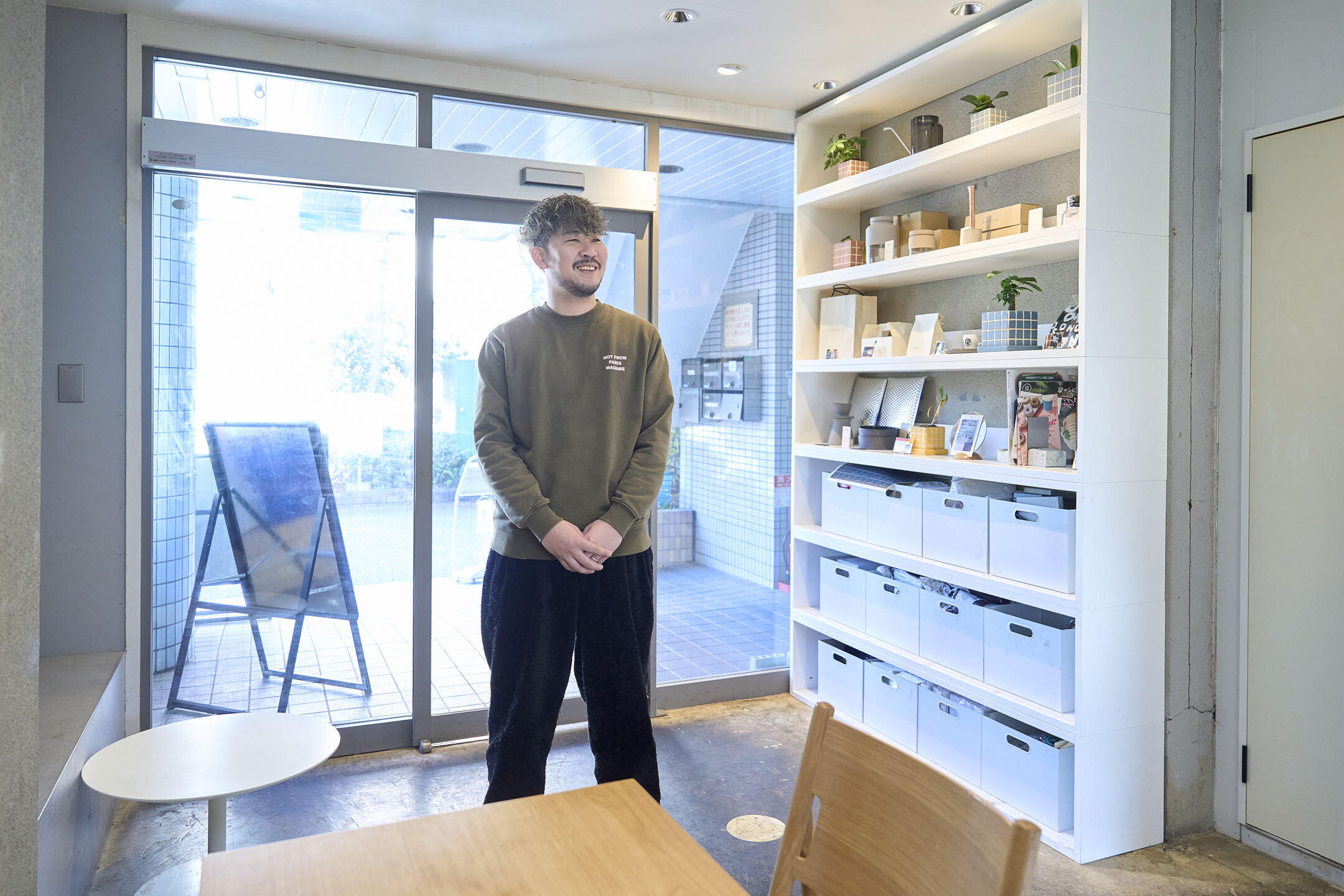 『シクト』の店内、店づくりのことを話してくれる寺地さん