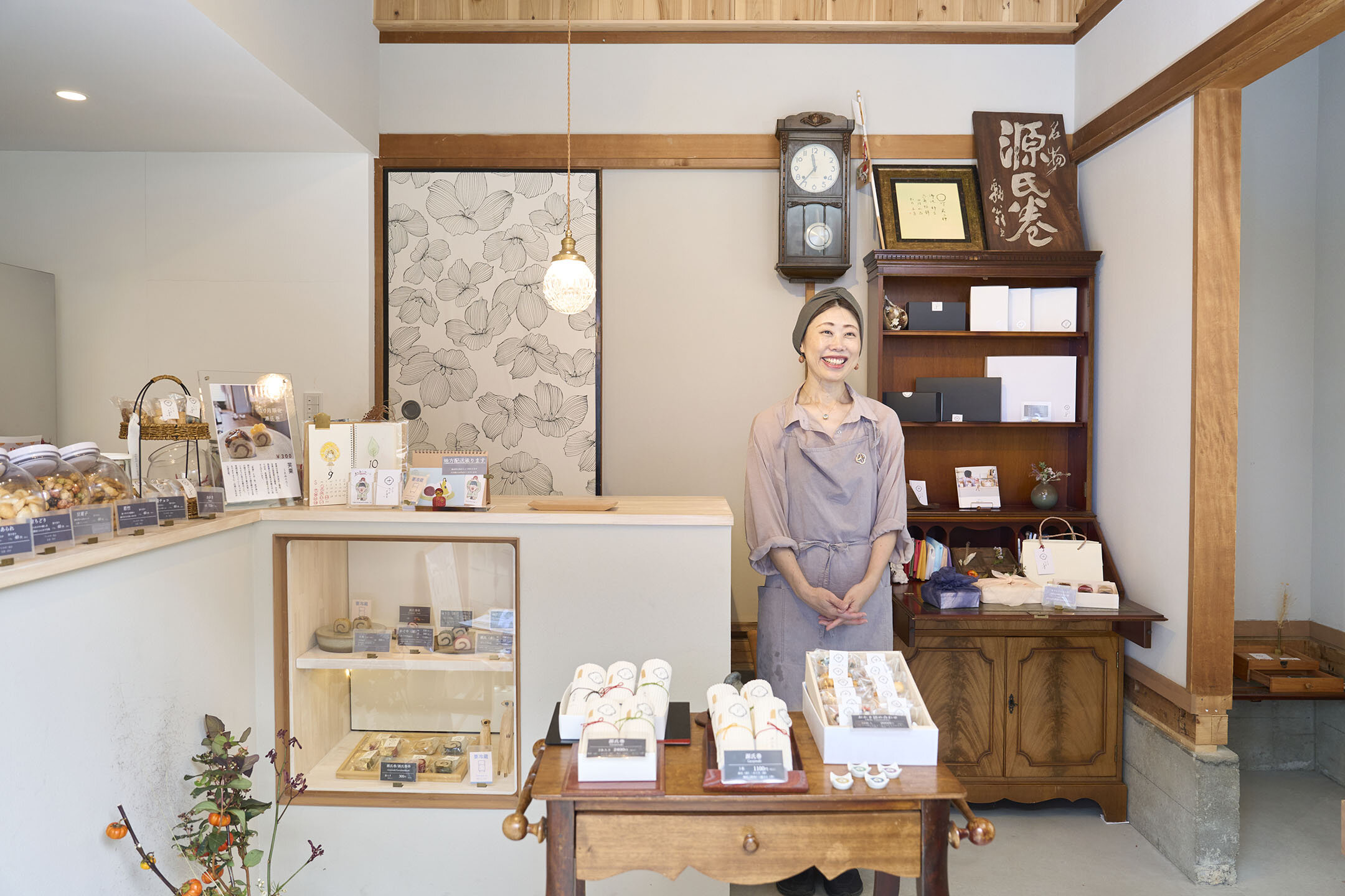 『辻山久養堂』の店内に立つ由紀子さん