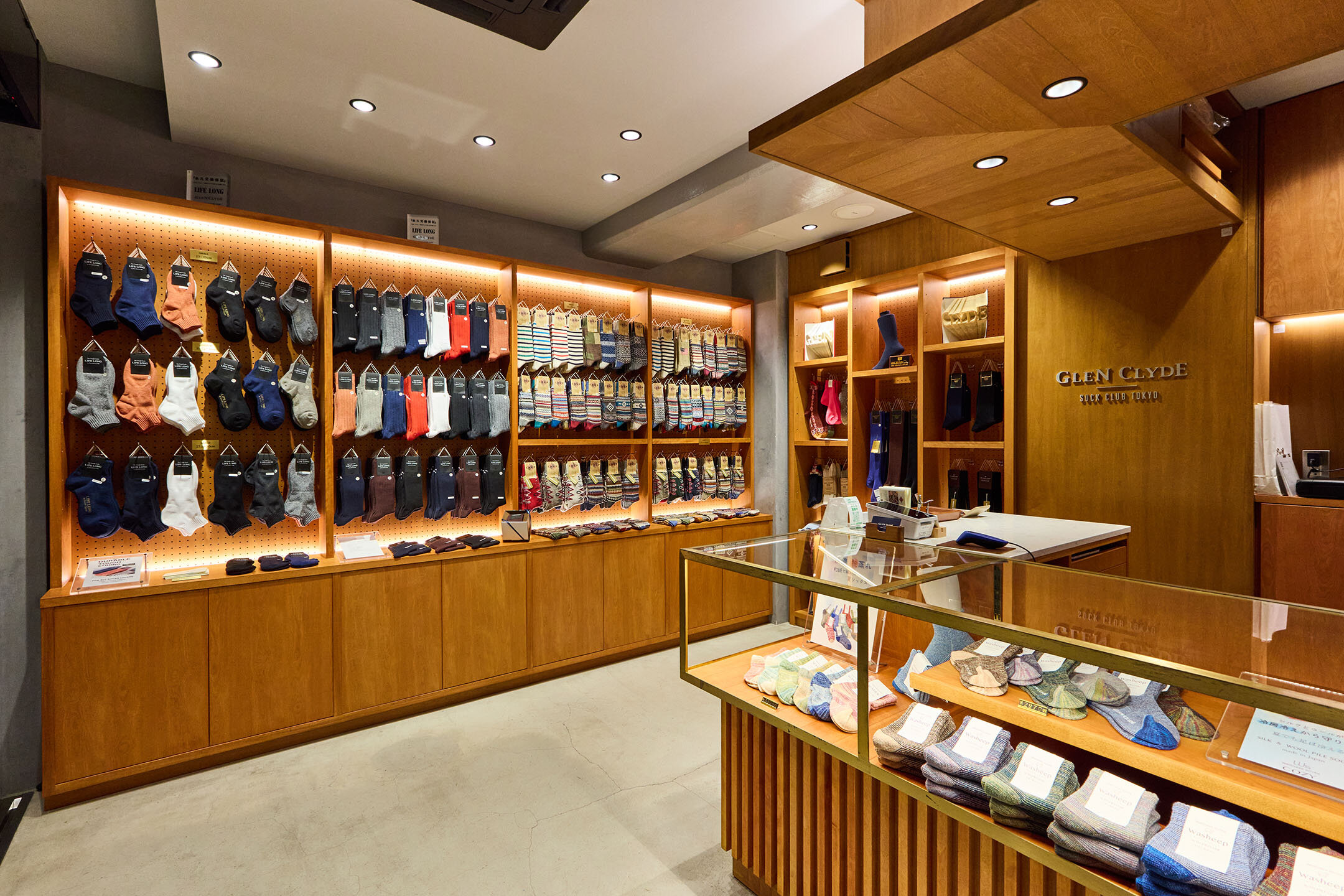 『グレンクライド ソッククラブ トウキョウ』の店内、数多くの商品が並んでいる