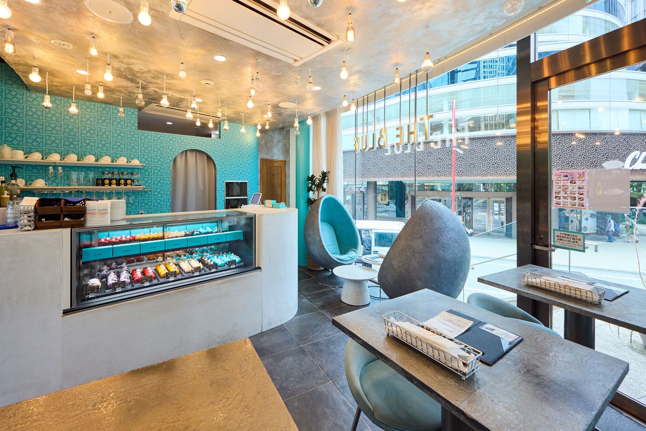 『THE BLUE』の店内、サムシングブルーを基調とした空間