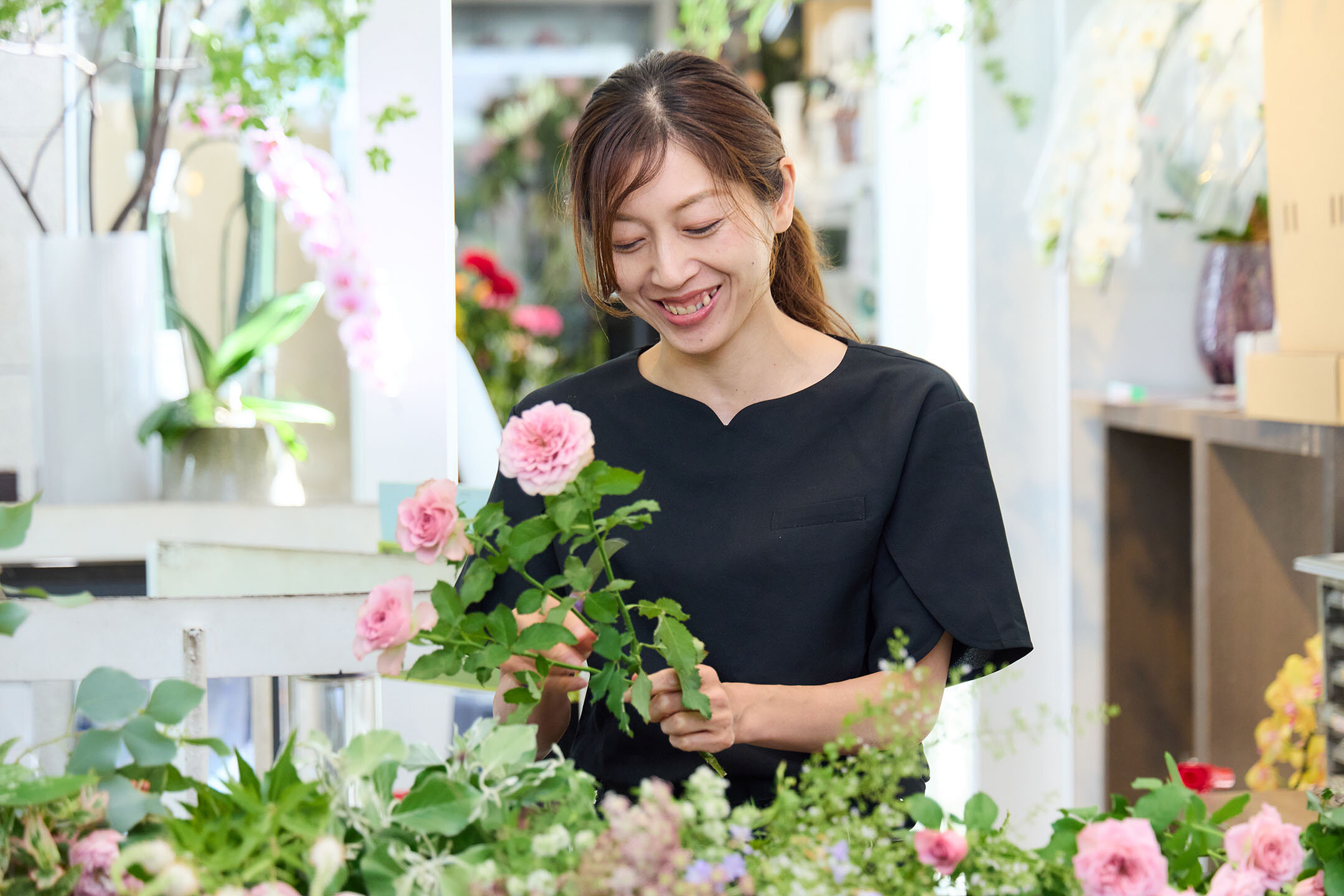 『日比谷公園本店』の作業場、花束を作りはじめる髙谷さん