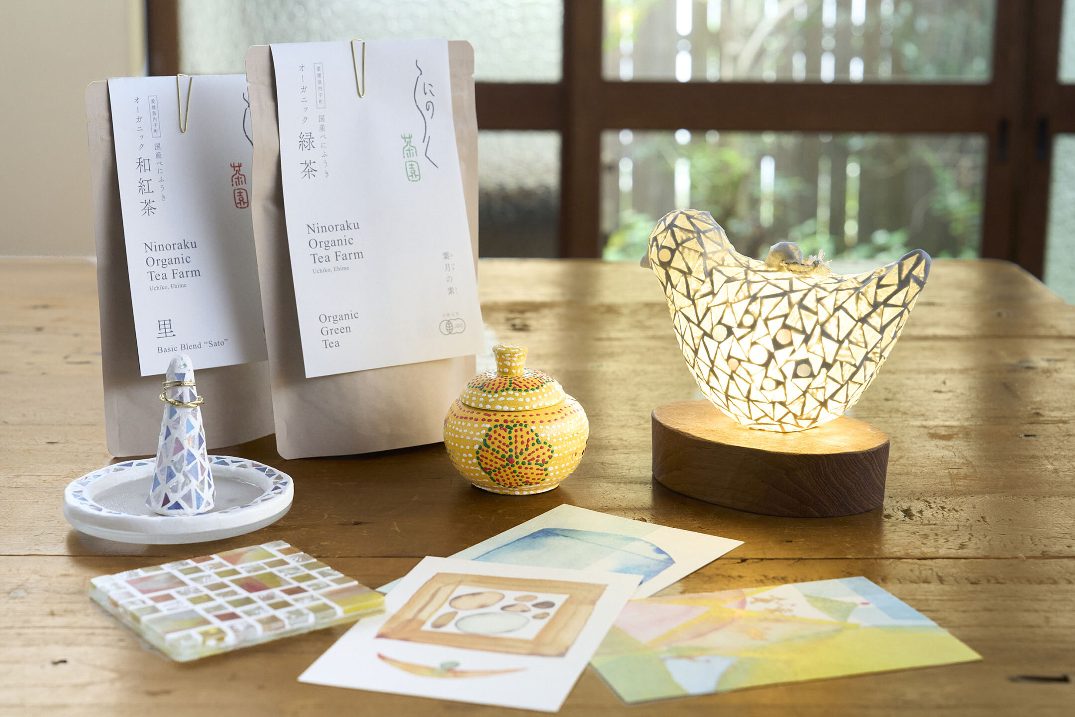鳩の形をしたスタンドライトやリングスタンド、和紅茶、ポストカード