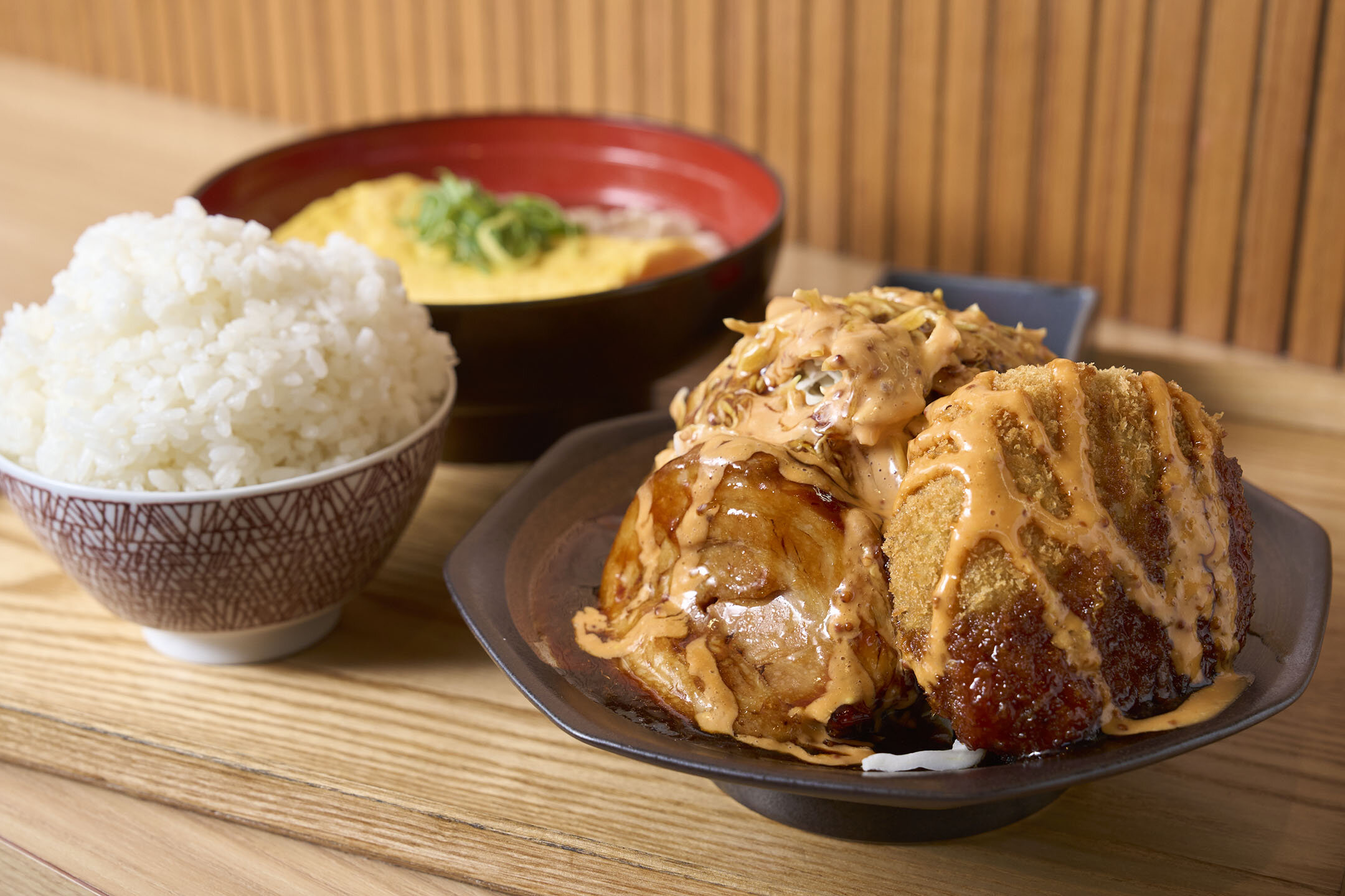 ごはんが茶碗にこんもり！豚吸い出汁巻とニブタ＆ニブカツ定食。