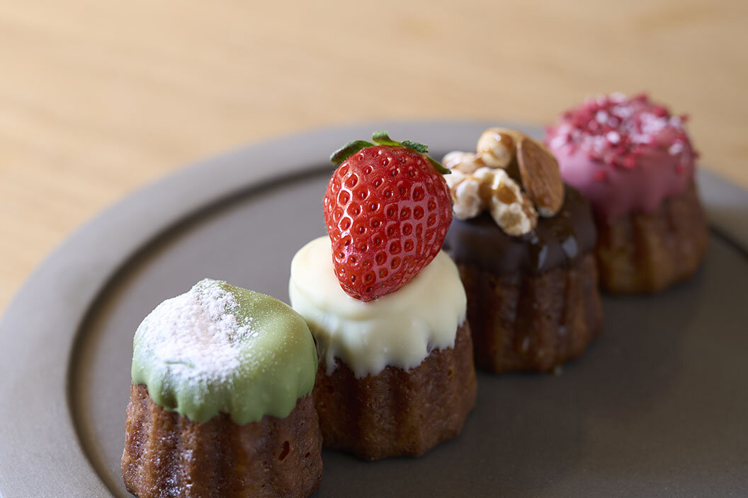 『シクト』のカヌレ、丸ごとイチゴなど