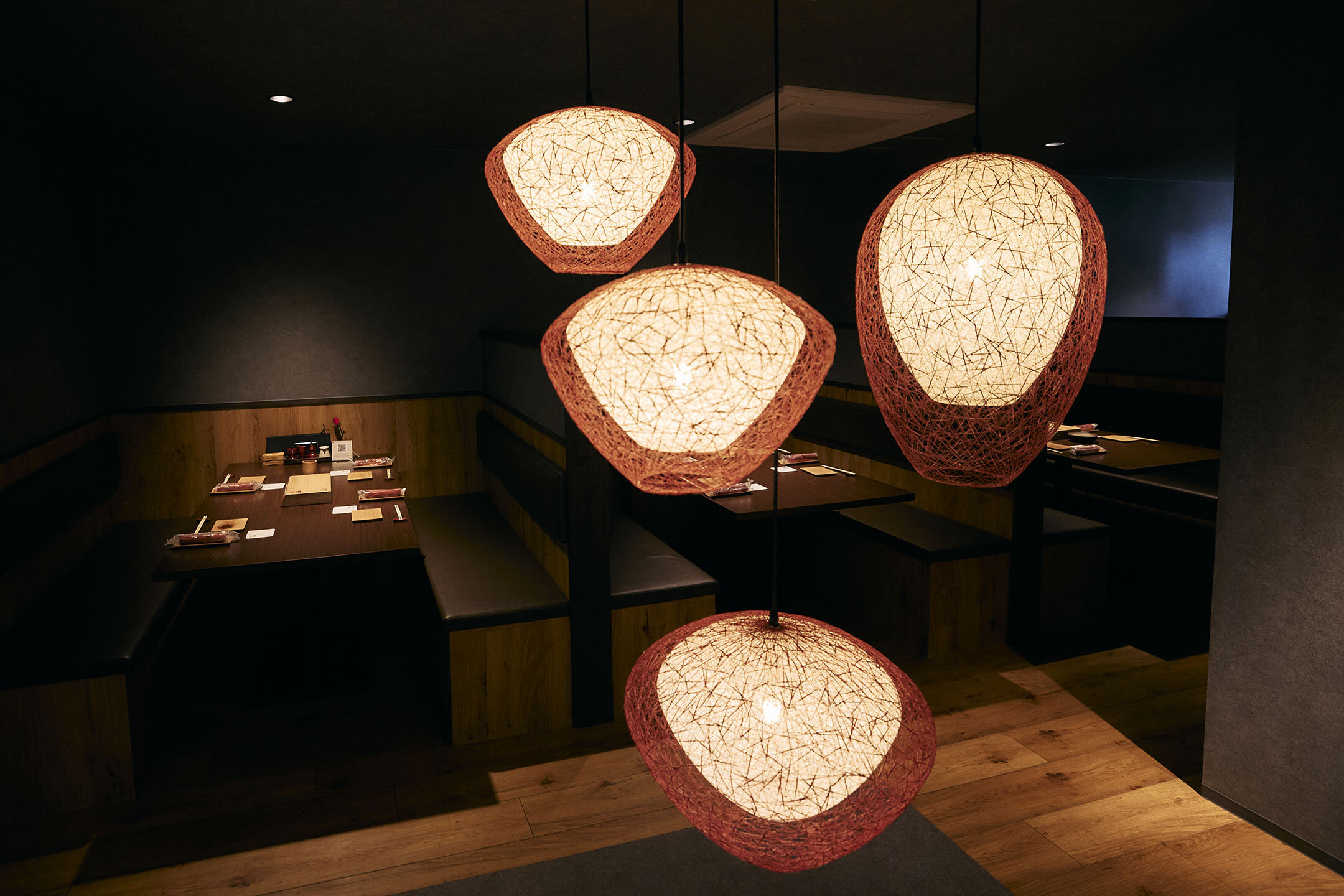 2階のテーブル席。和紙や竹を使った照明が印象的