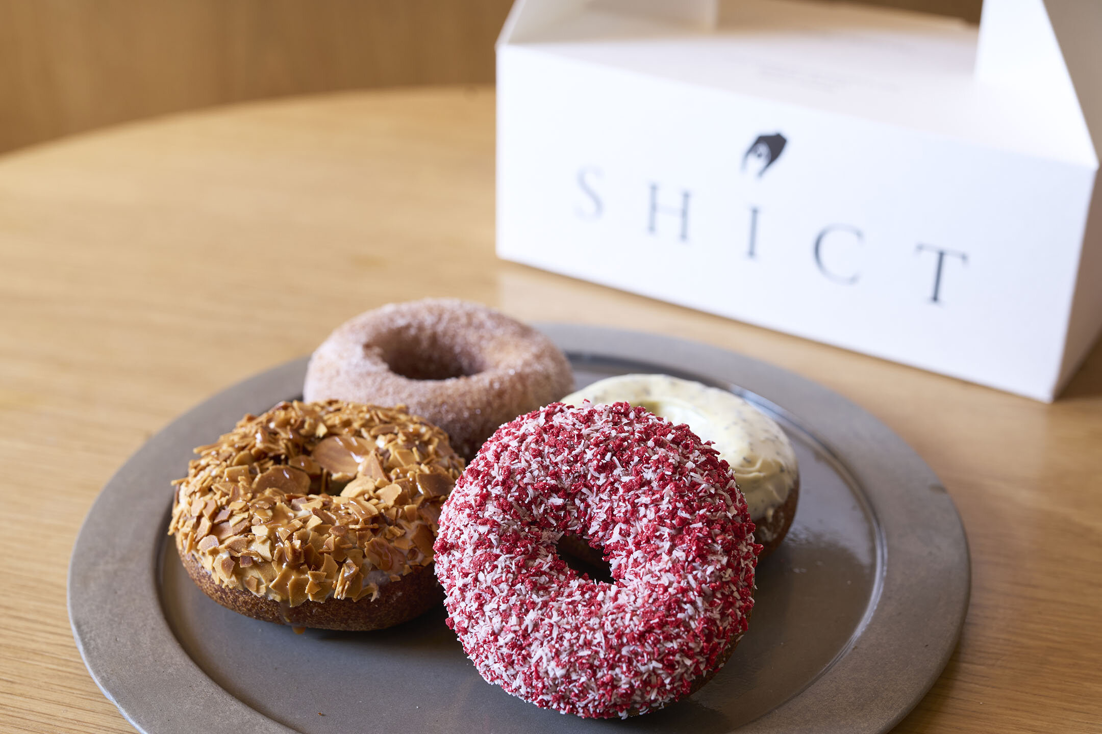 『シクト』のドーナツ、ストロベリー、キャラメルナッツなど